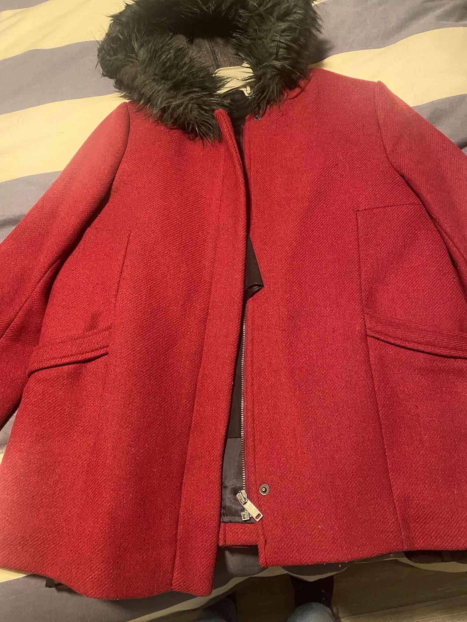 Abrigo rojo con capucha de lana - miniatura 4