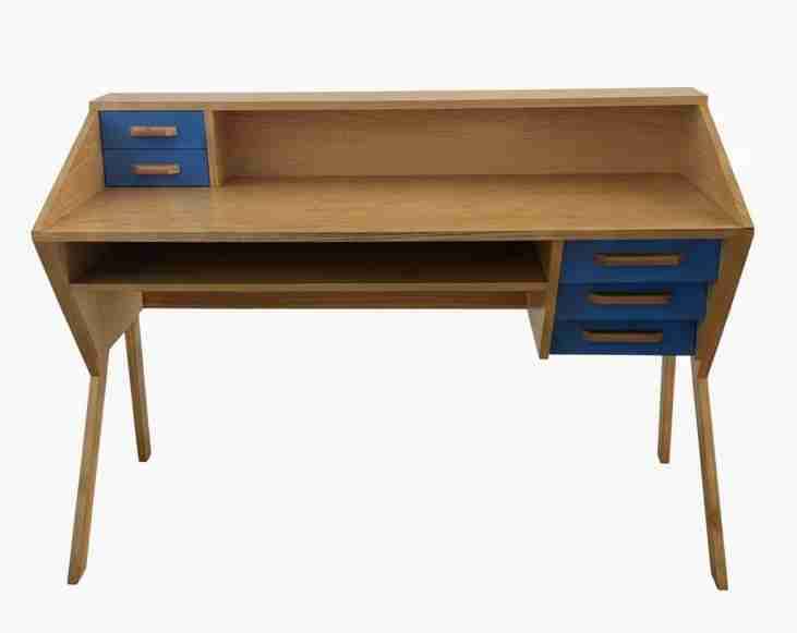 Escritorio de madera con cajones