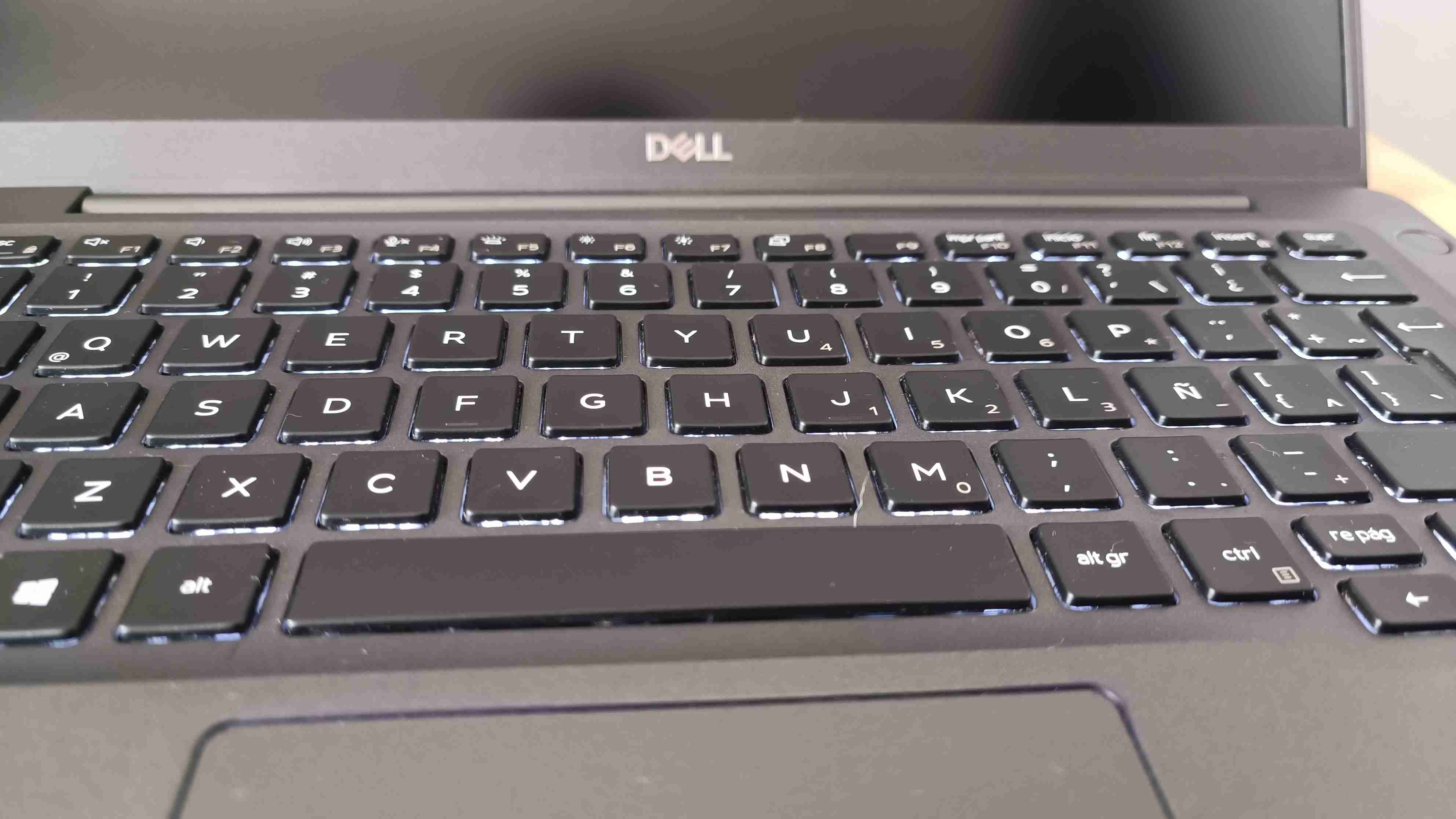 Laptop Dell Latitude 7400, I5 en excelentes estado - miniatura 2