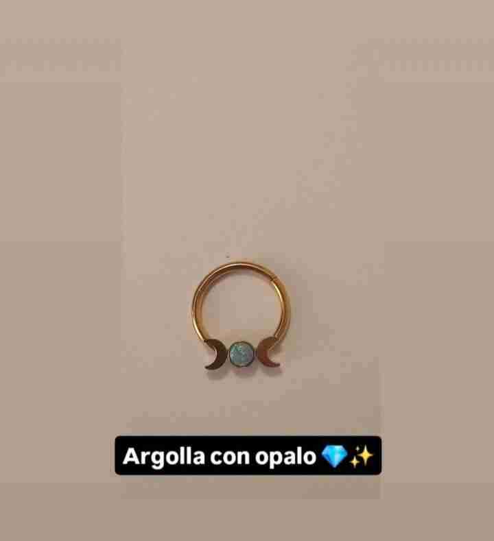 Argolla dorada con ópalo