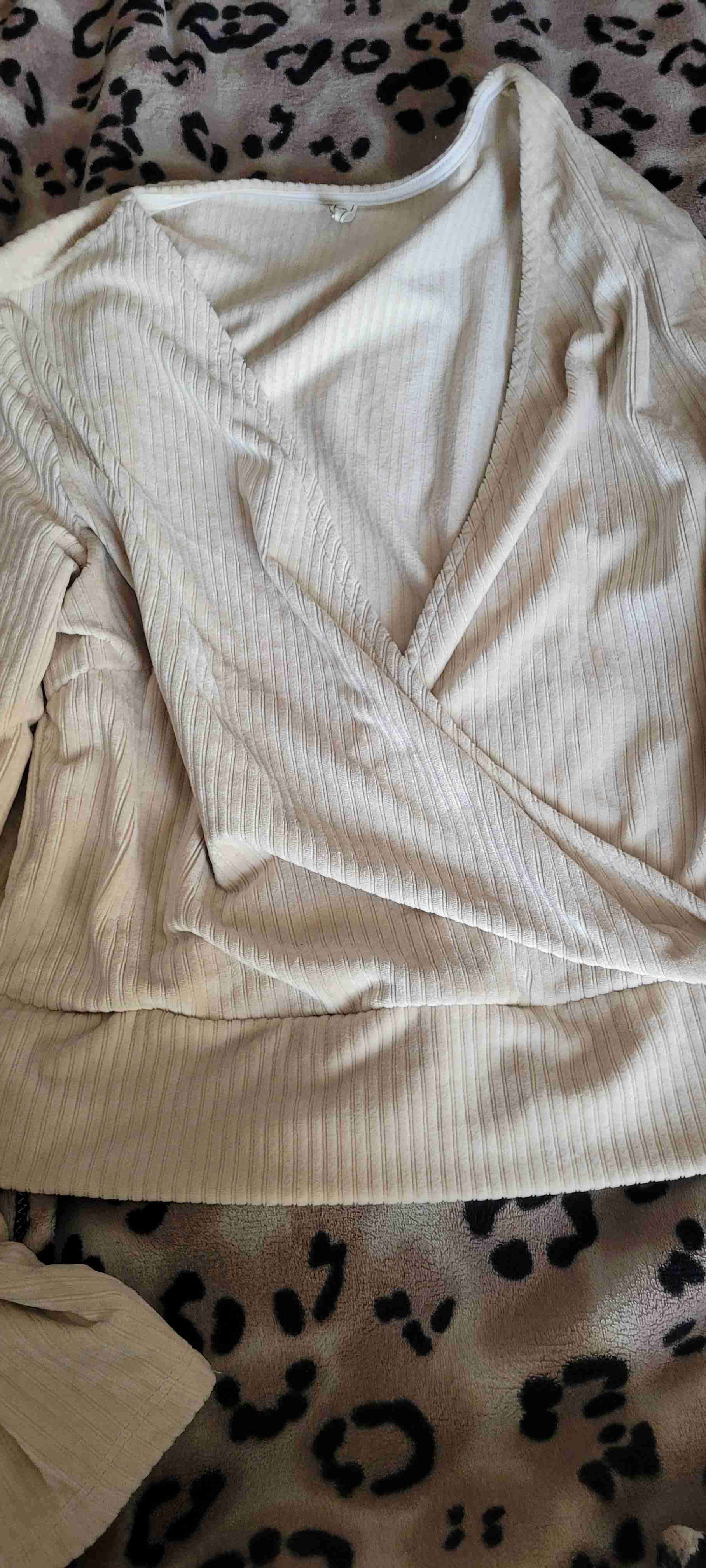 Blusa cruzada beige - miniatura 1