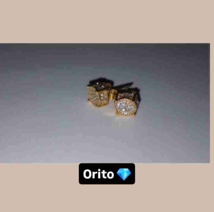 Aros dorados con brillantes