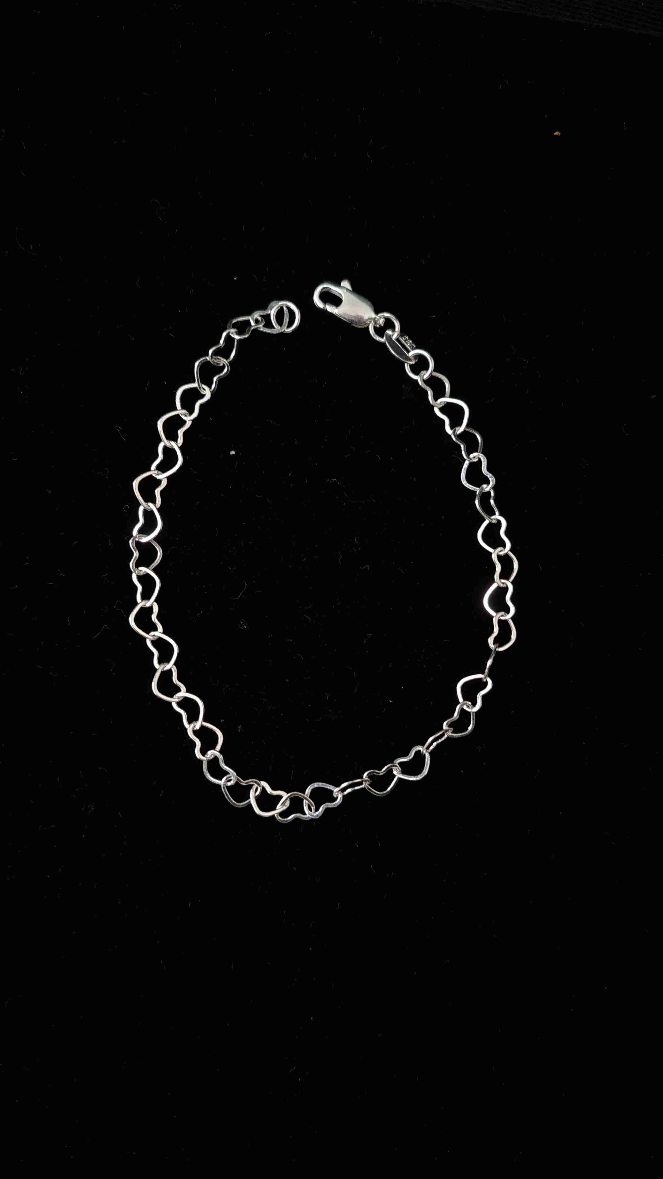 Pulsera de corazones plateada