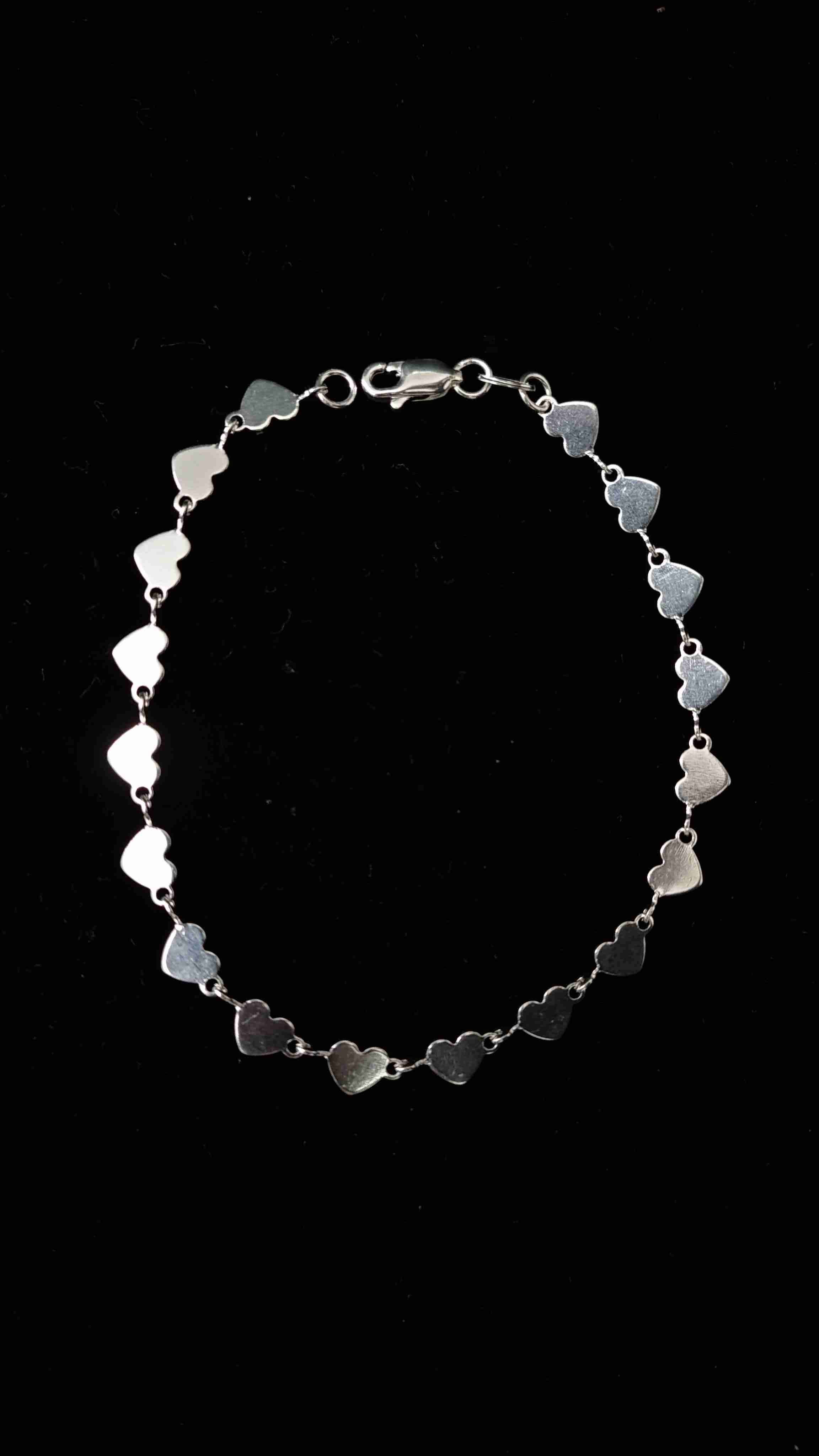 Pulsera de plata con corazones