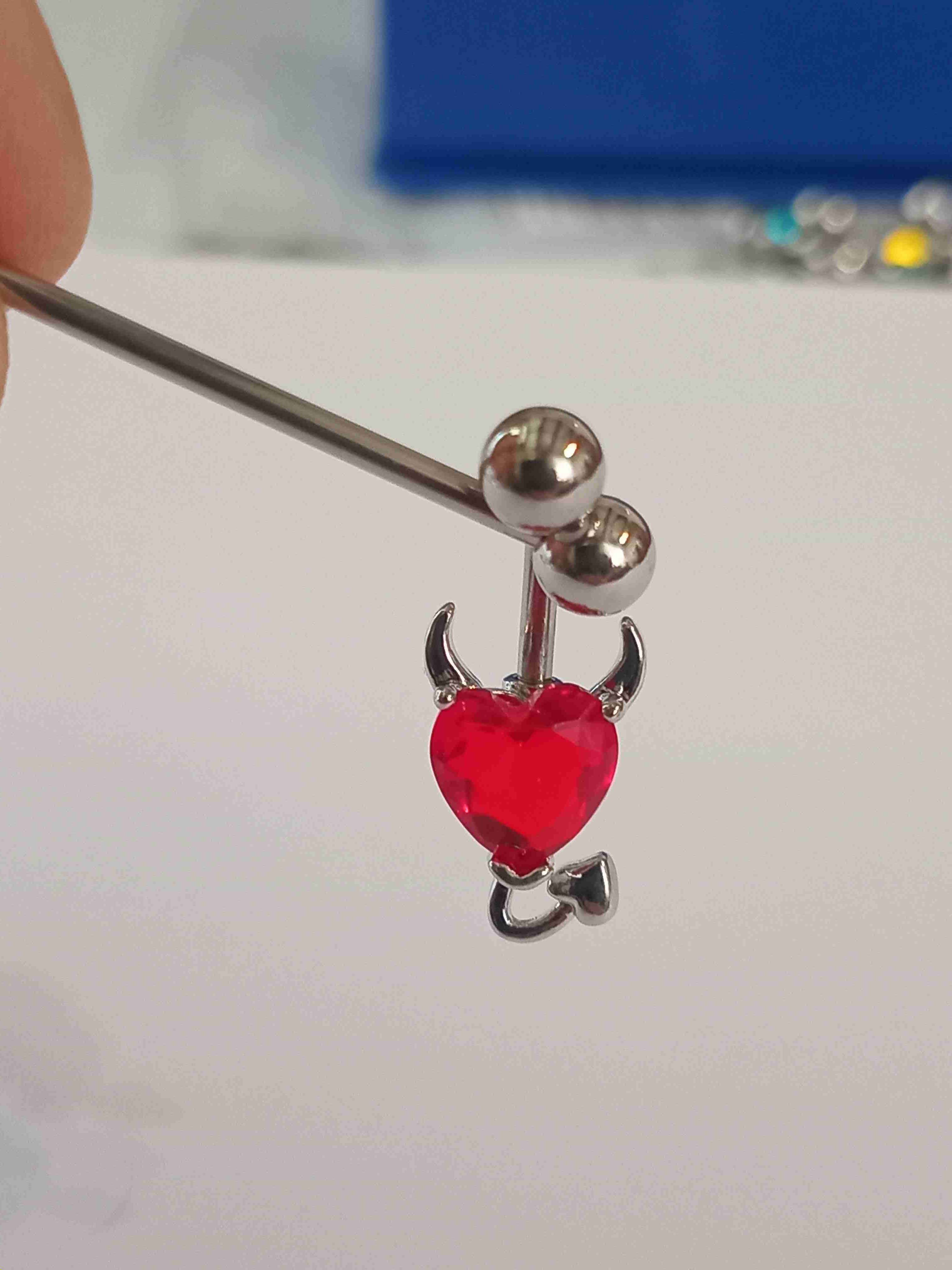 Piercing corazón rojo con cuernos