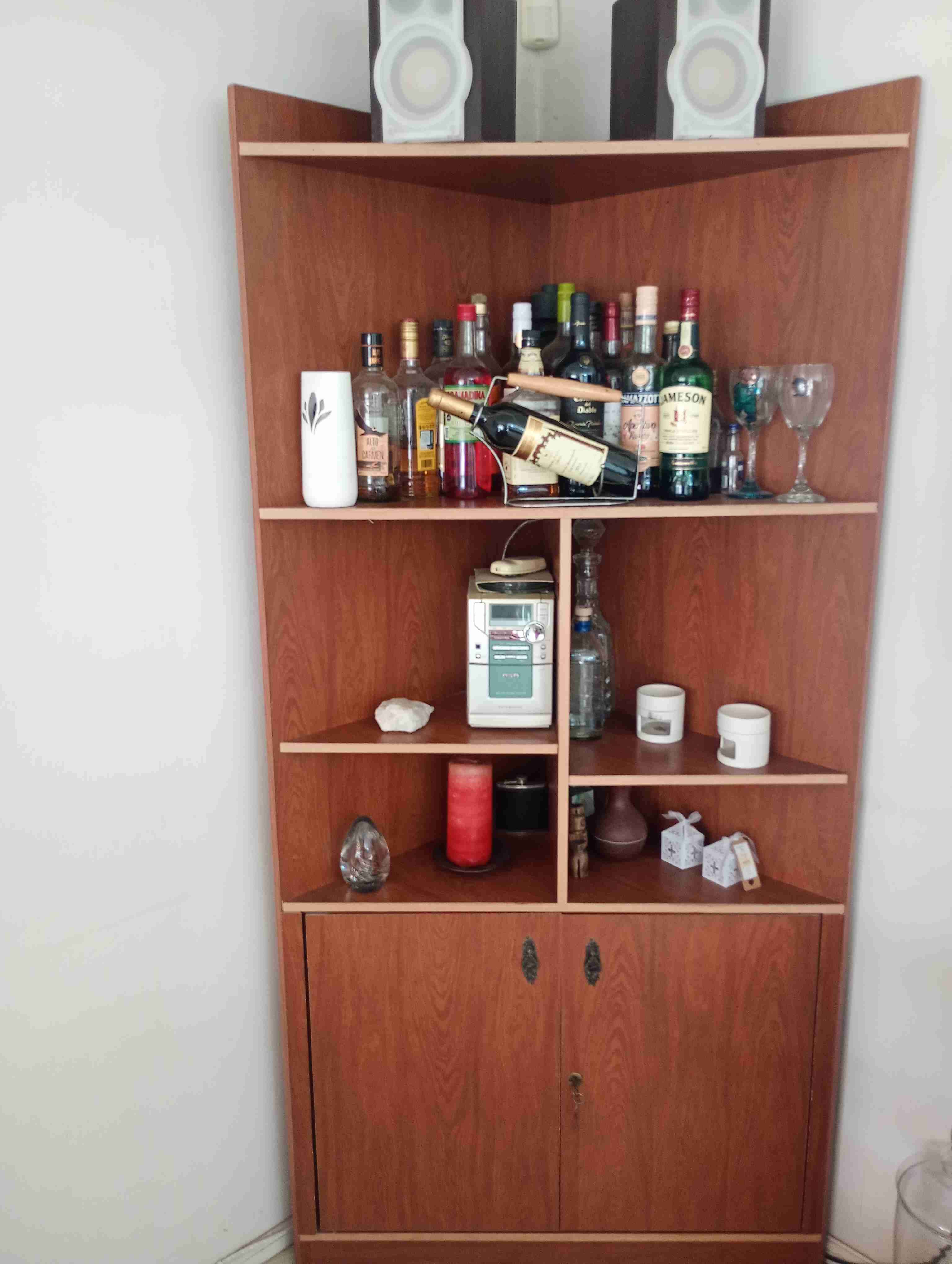 Mueble esquinero de madera - miniatura 1