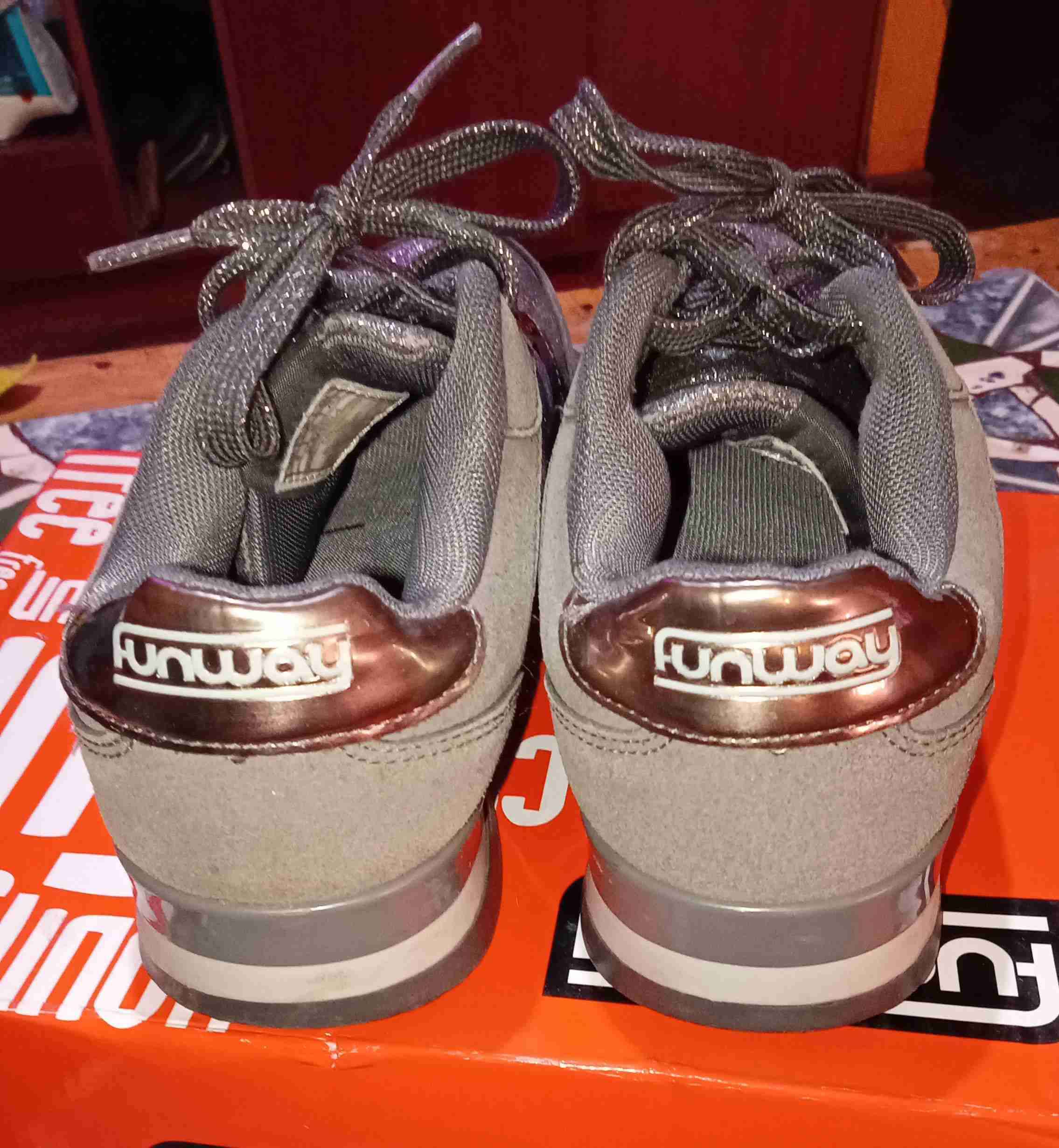 Zapatillas deportivas con brillo - miniatura 2