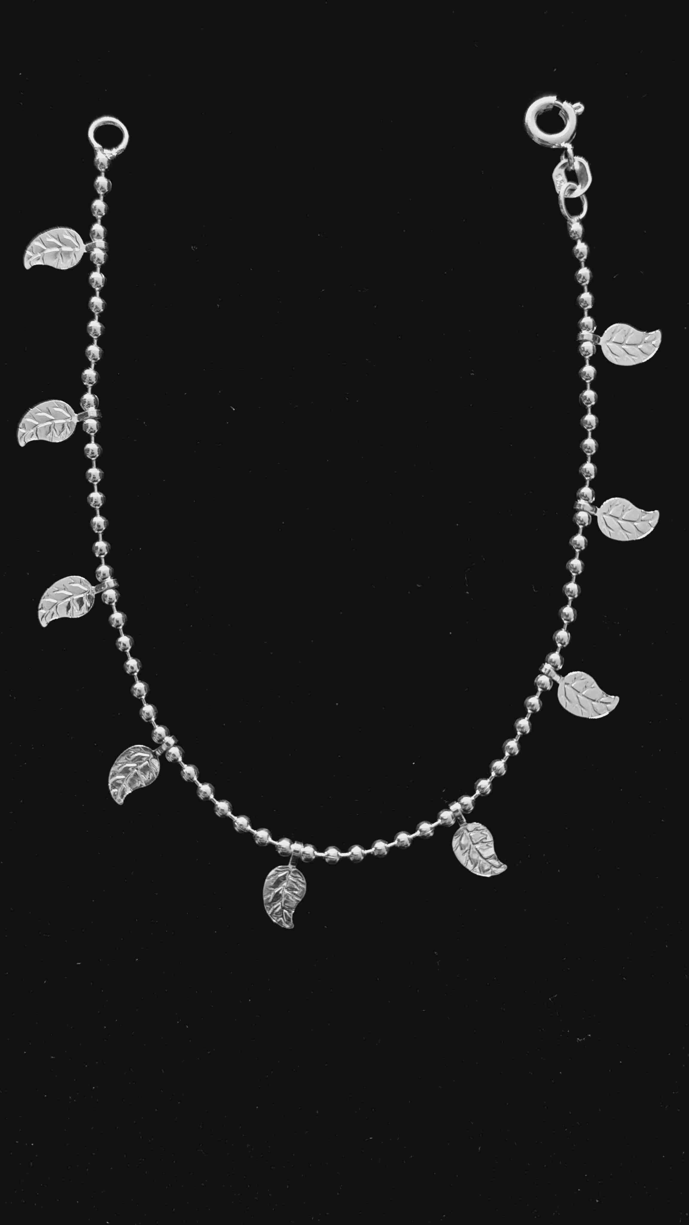 Pulsera de hojas plateadas