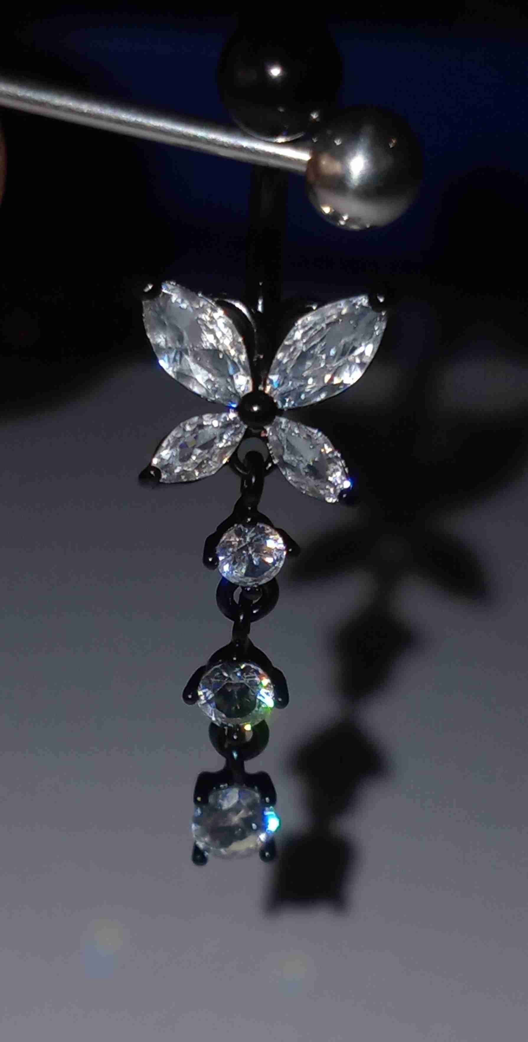 Piercing con mariposa de cristal - miniatura 1