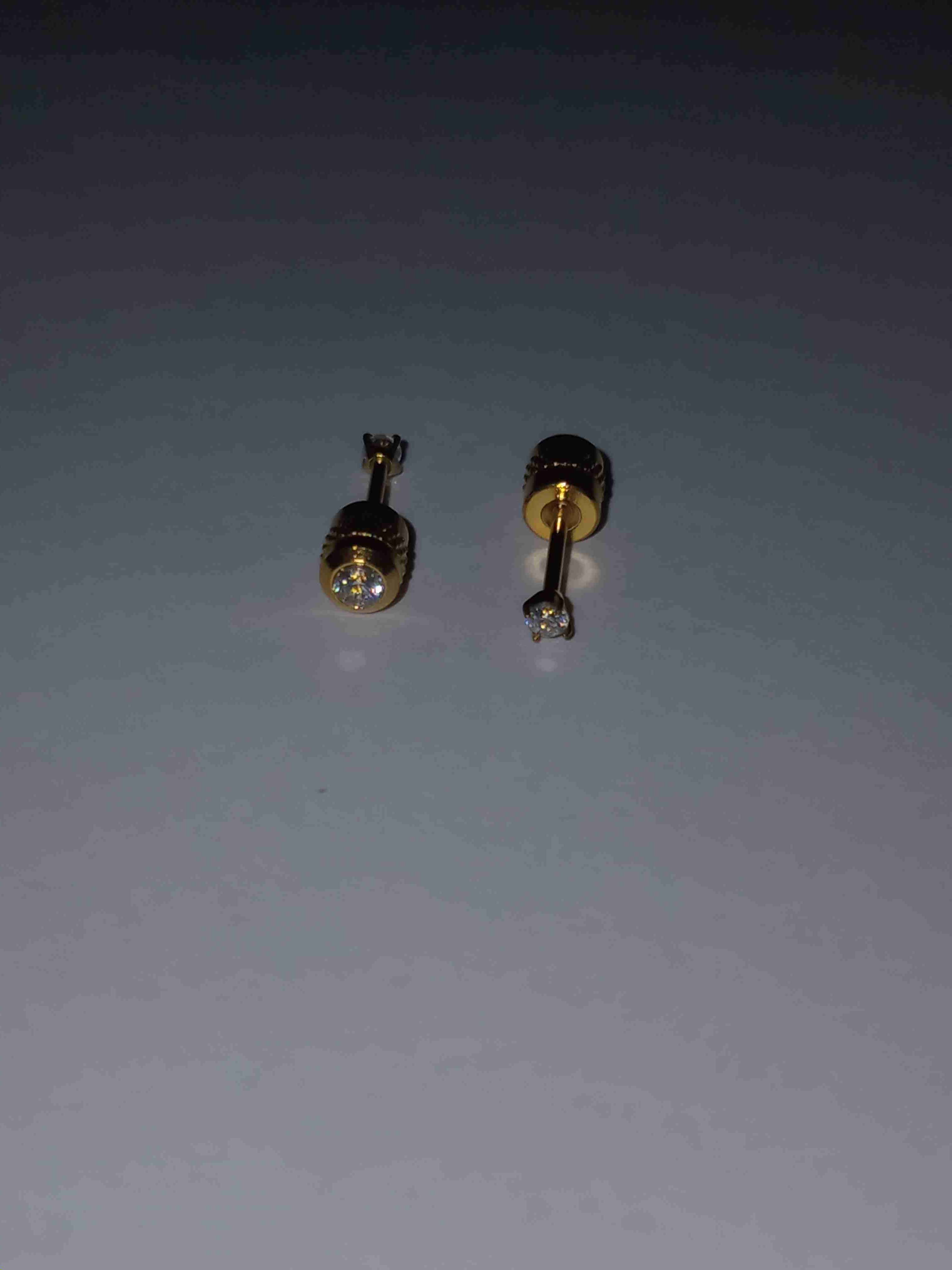 Juego de aros dorados con gemas