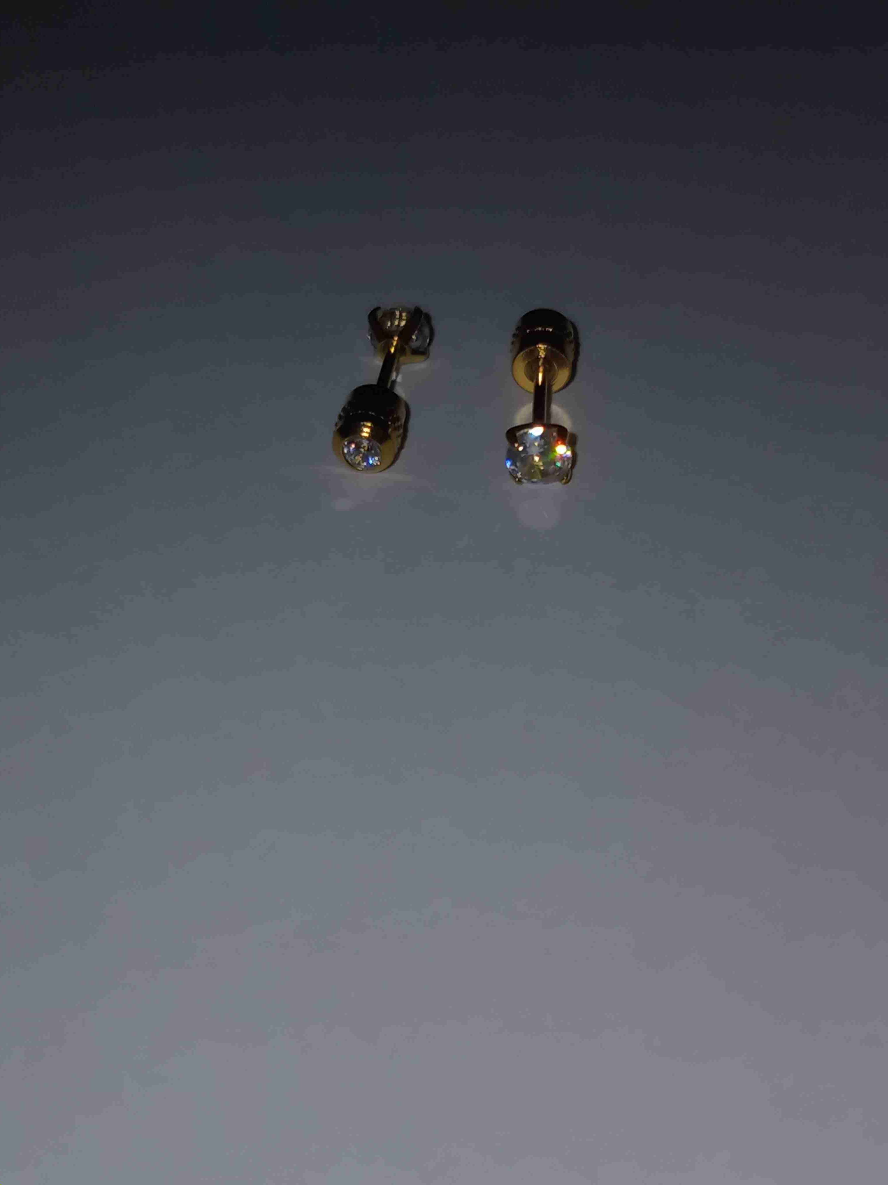 Pendientes dorados brillantes