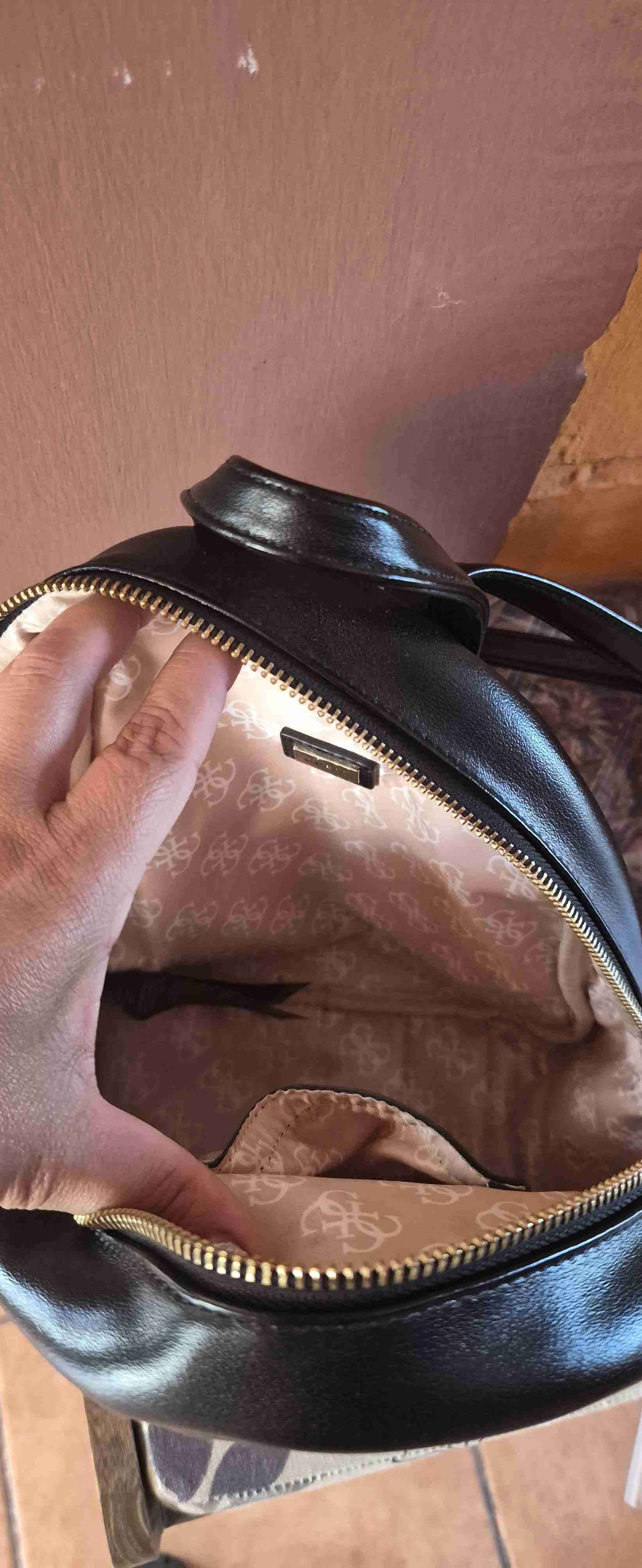 Mochila Guess negra con corazón - miniatura 3