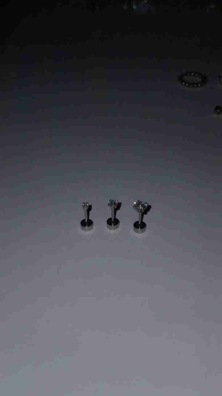 Piercings con brillantes plateados