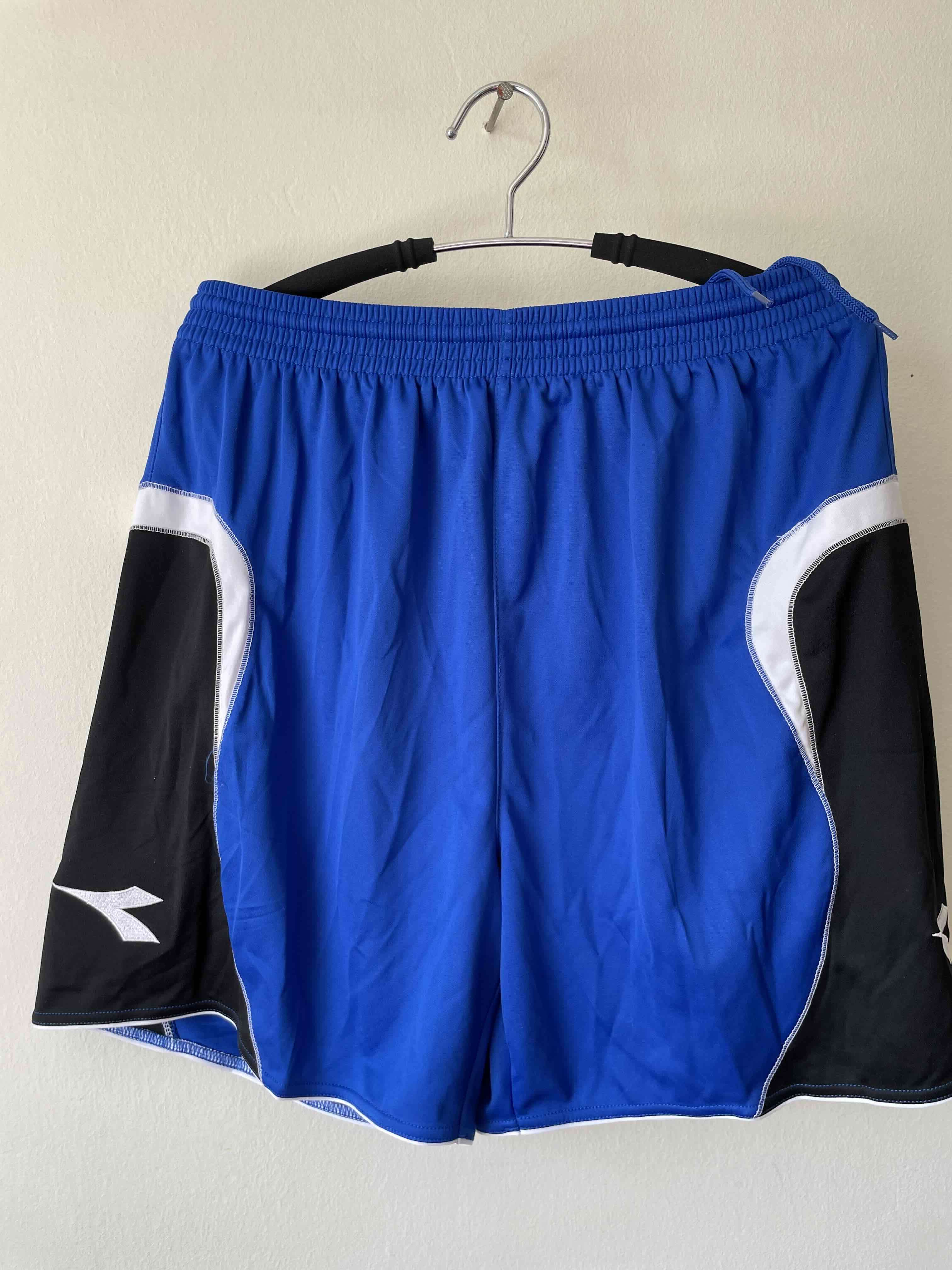 Shorts deportivos azul y negro - 1