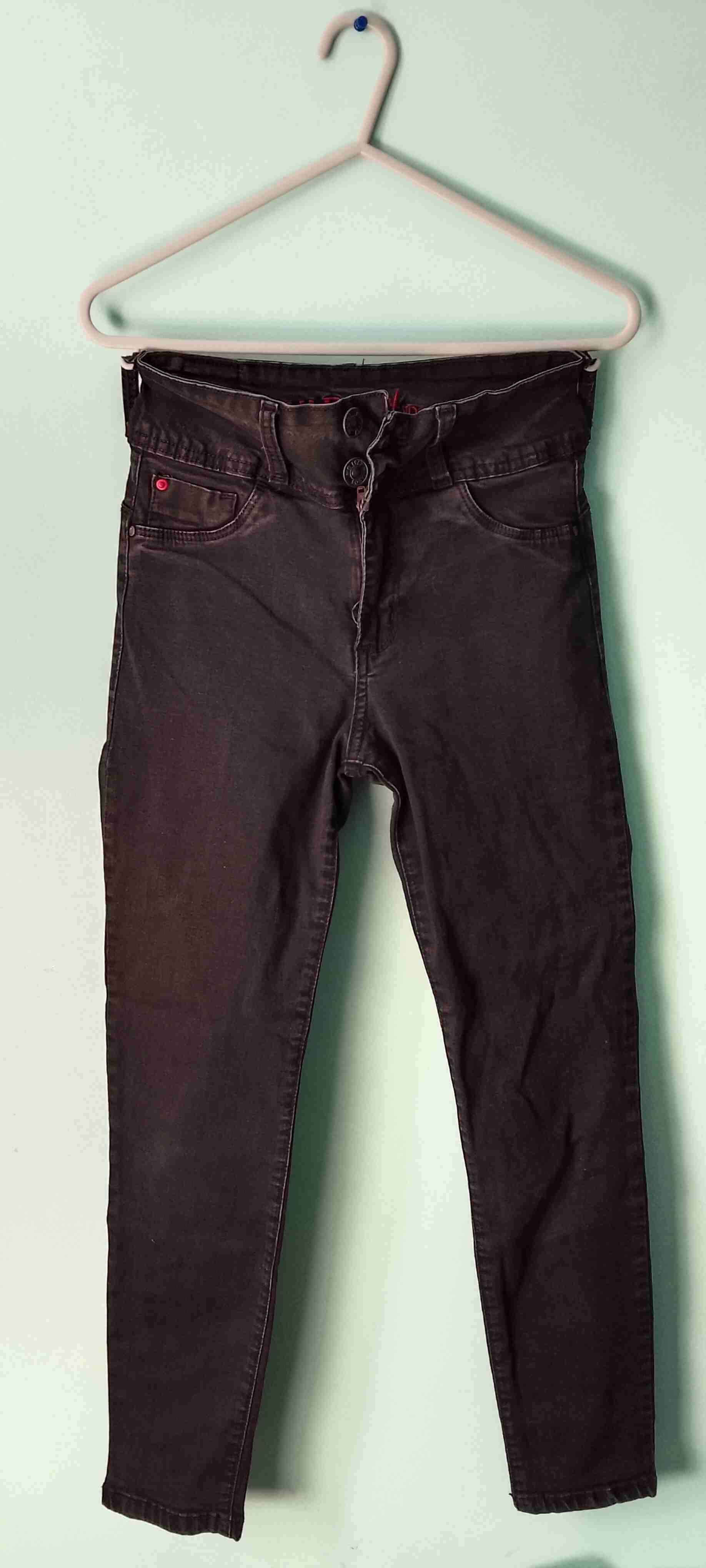 Jeans negros con detalles rojos