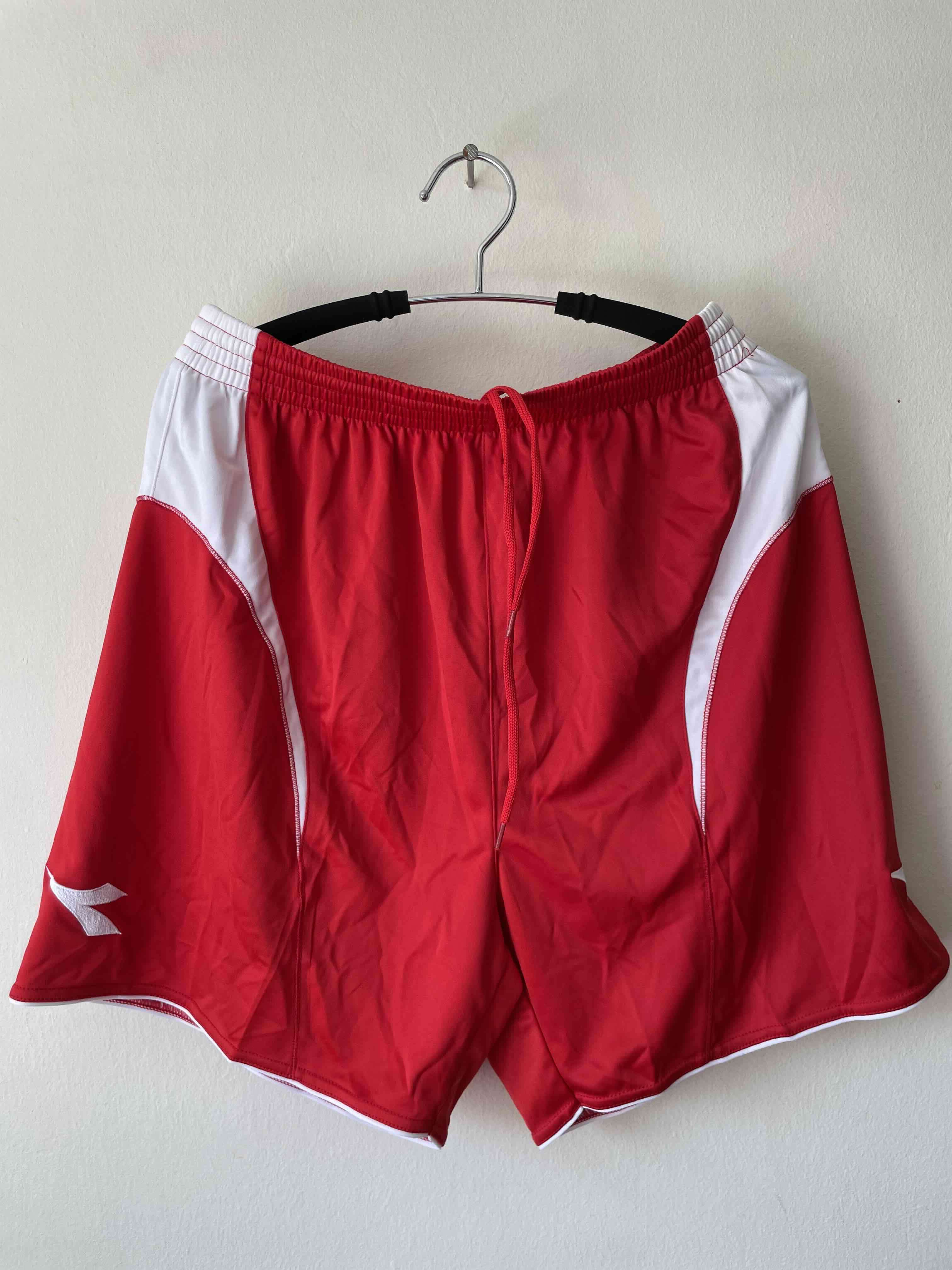 Shorts deportivos rojos y blancos - miniatura 1
