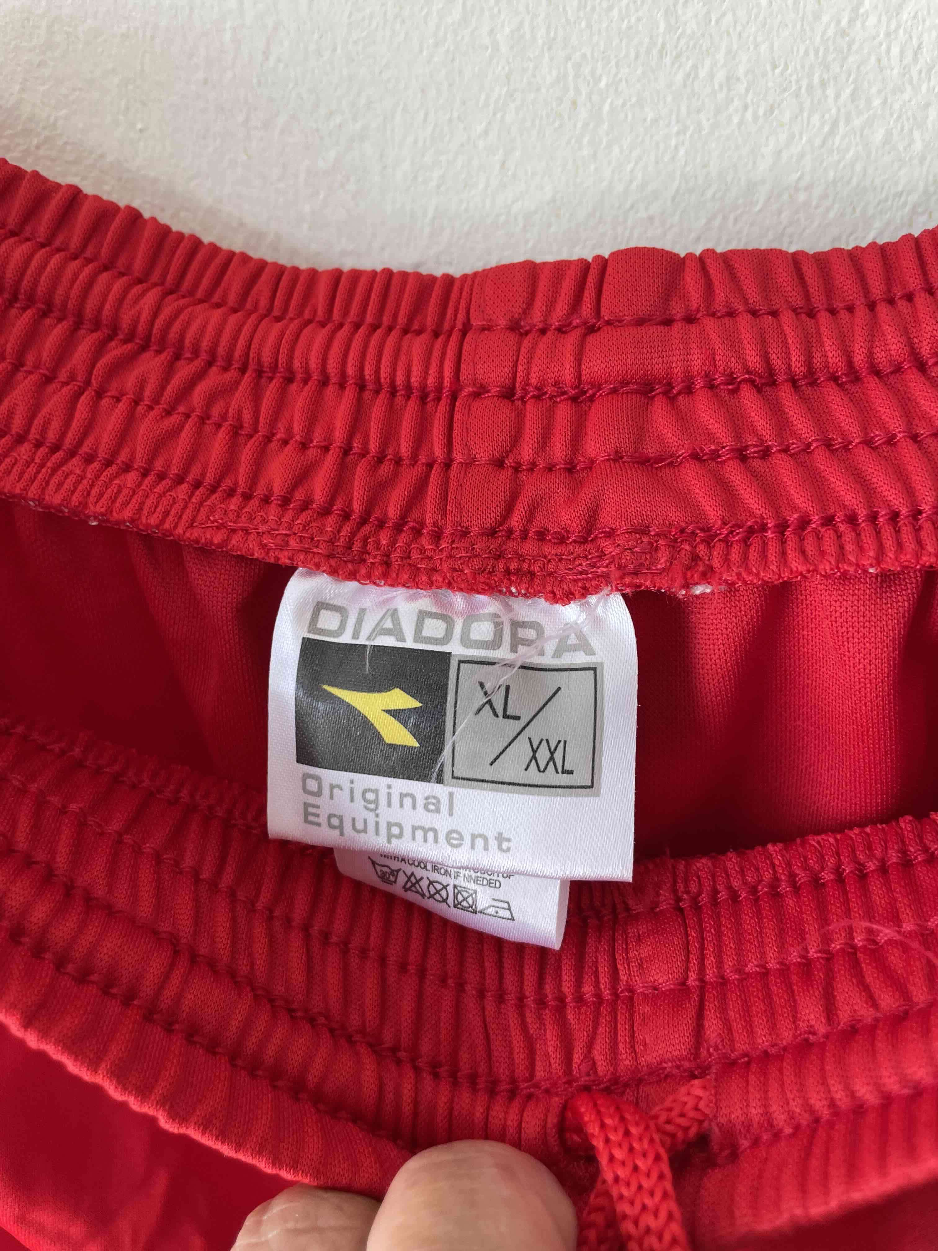 Shorts deportivos rojos y blancos - miniatura 2