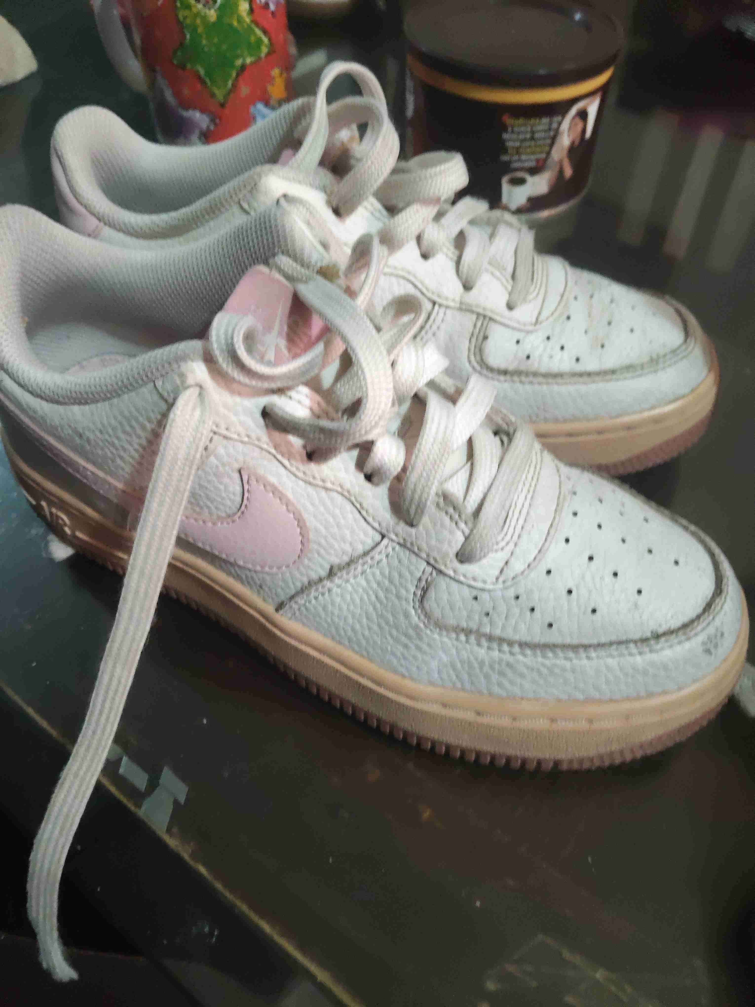 Zapatillas deportivas blancas y rosadas