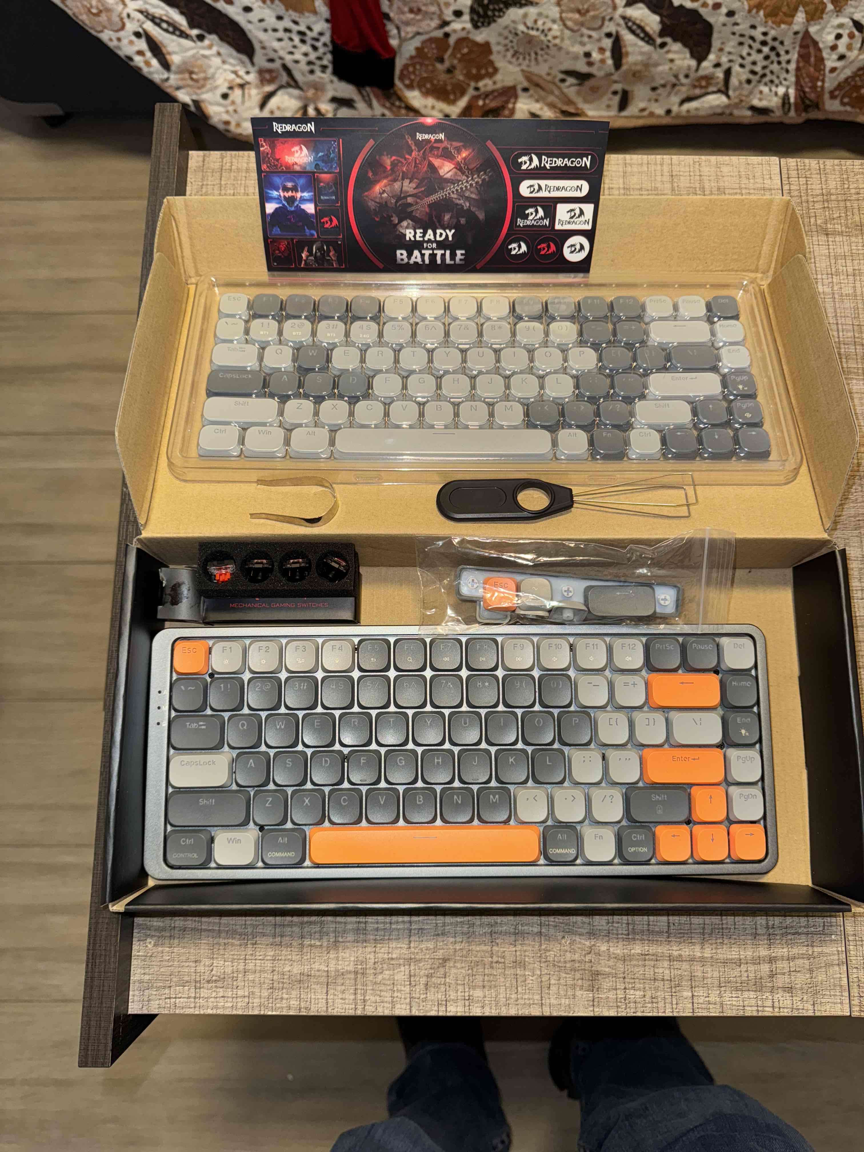 Teclado mecánico Redragon gris y naranja - miniatura 1