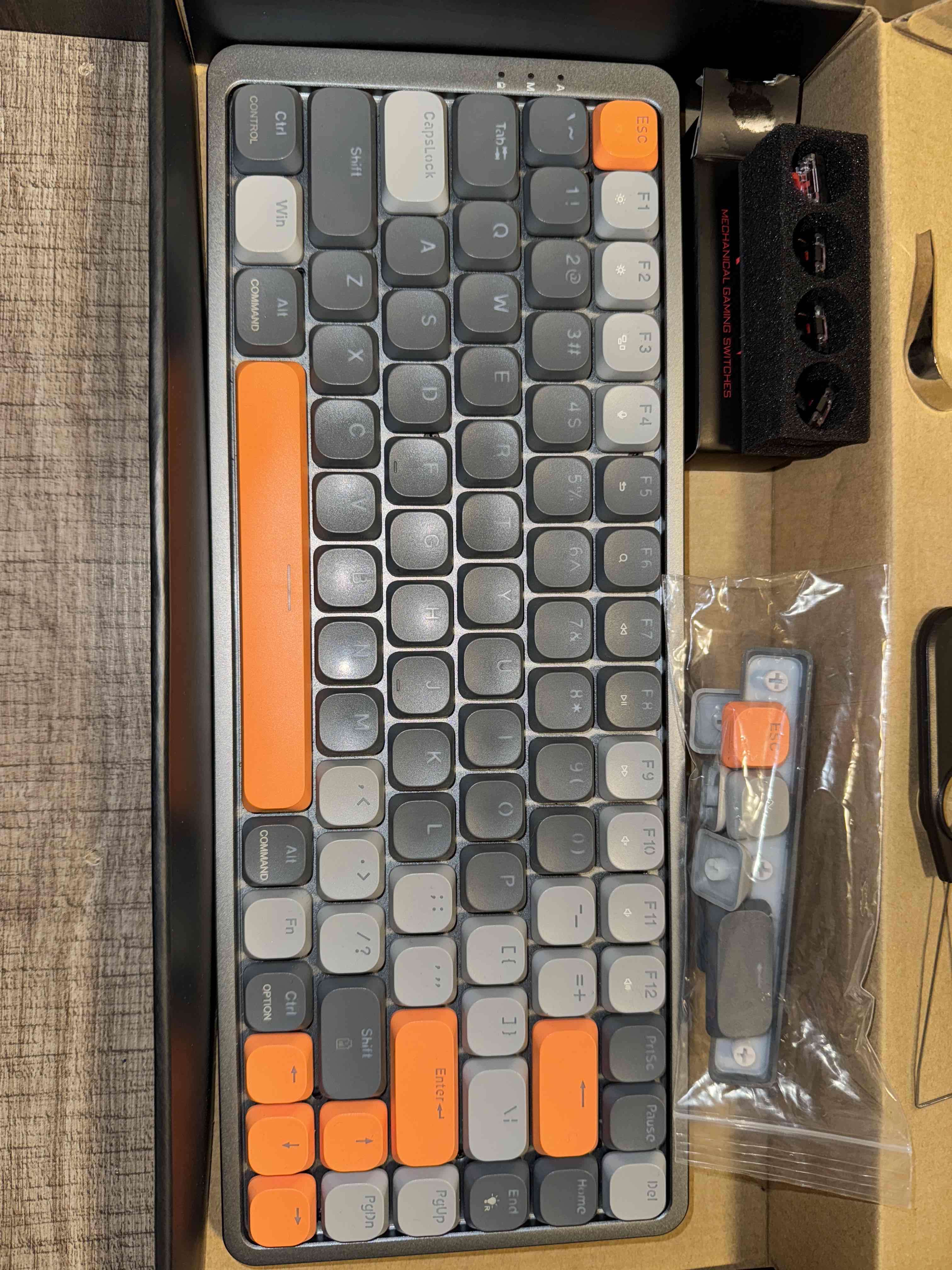 Teclado mecánico Redragon gris y naranja - miniatura 3