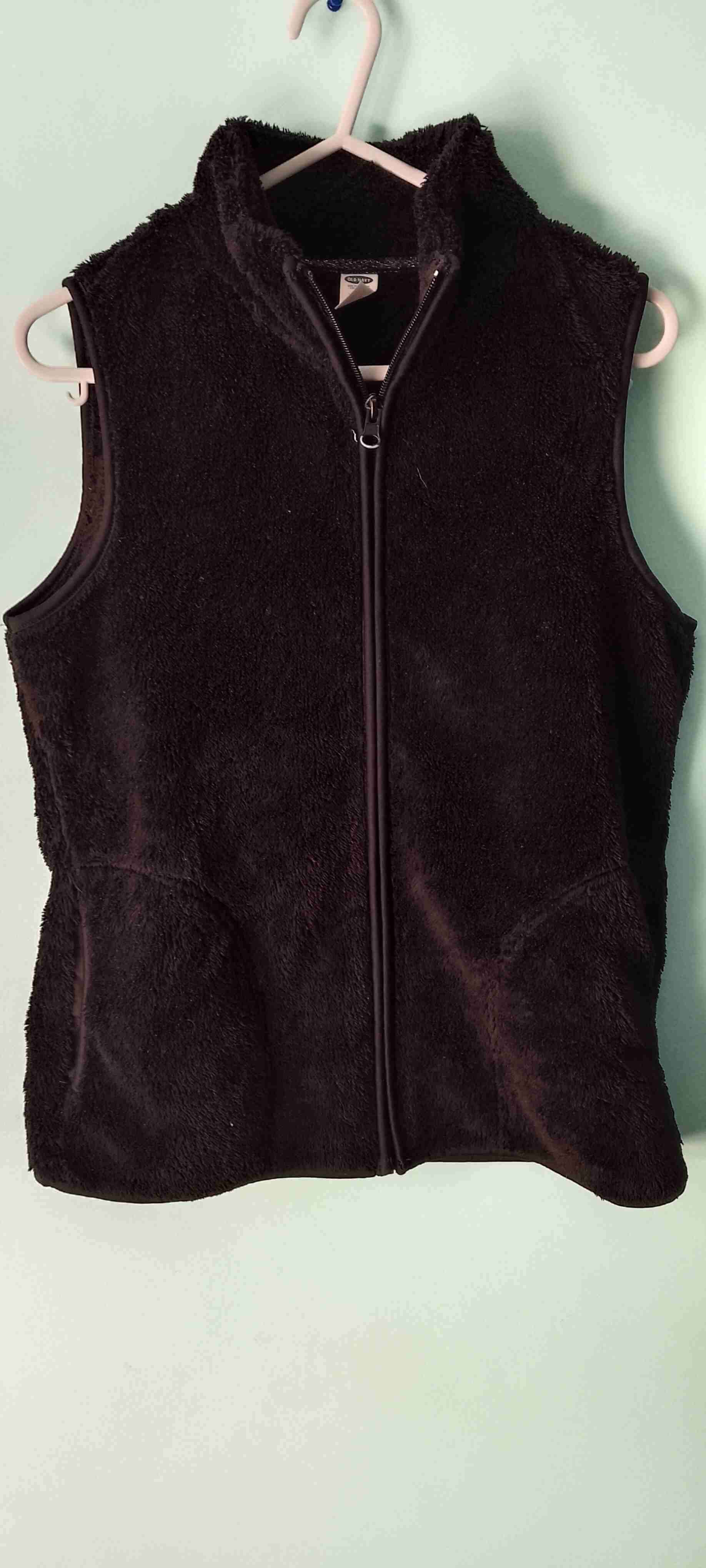 Chaleco peludo negro sin mangas