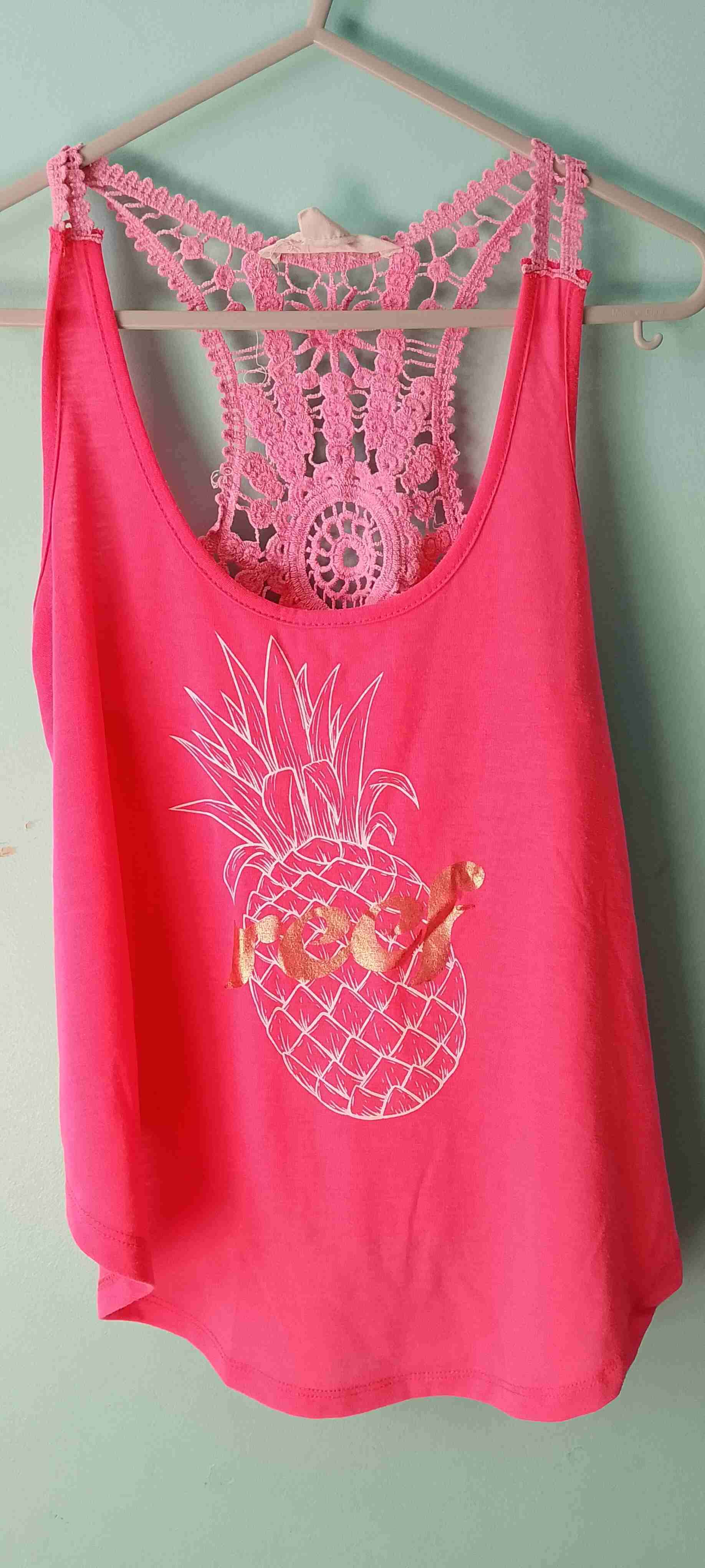 Polera rosada con estampado piña