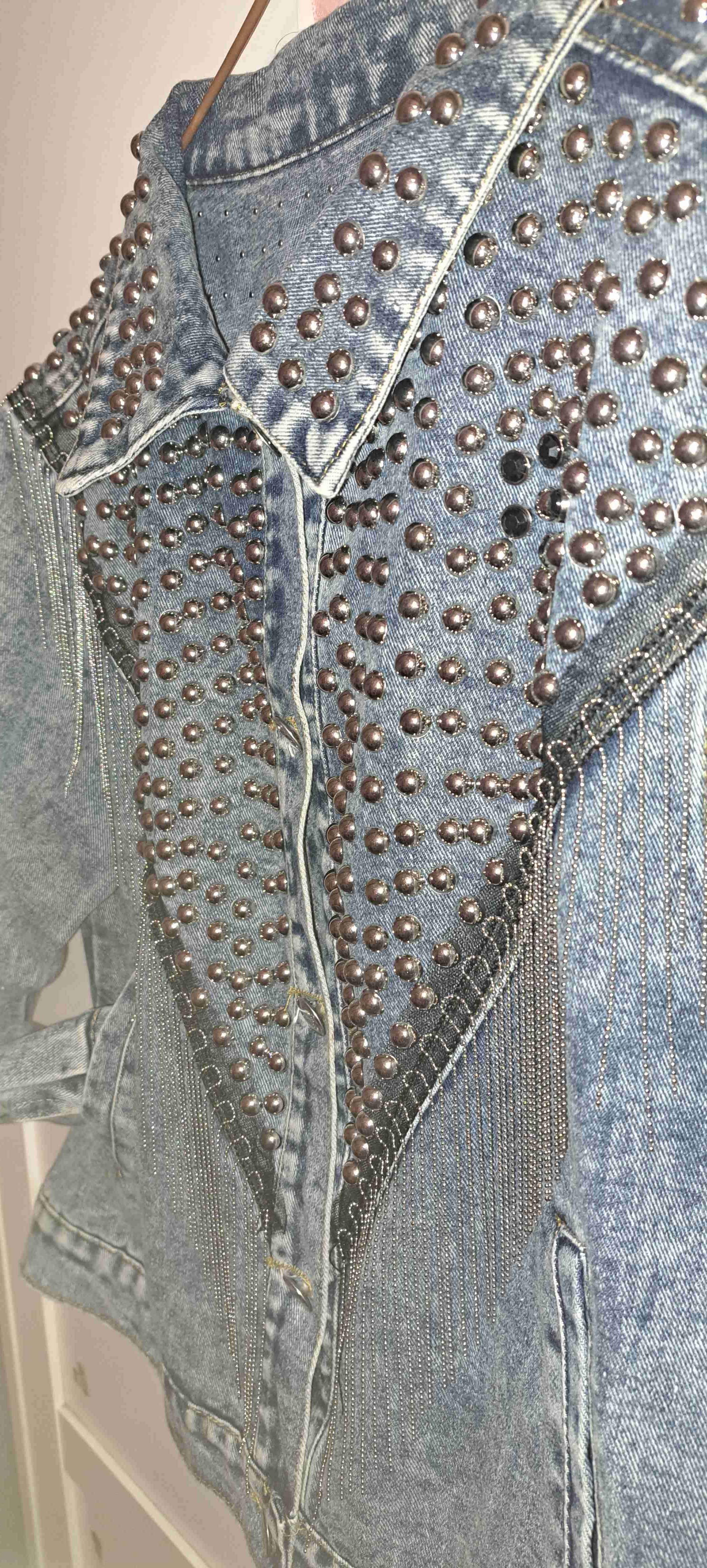 Chaqueta mezclilla con tachas - miniatura 2