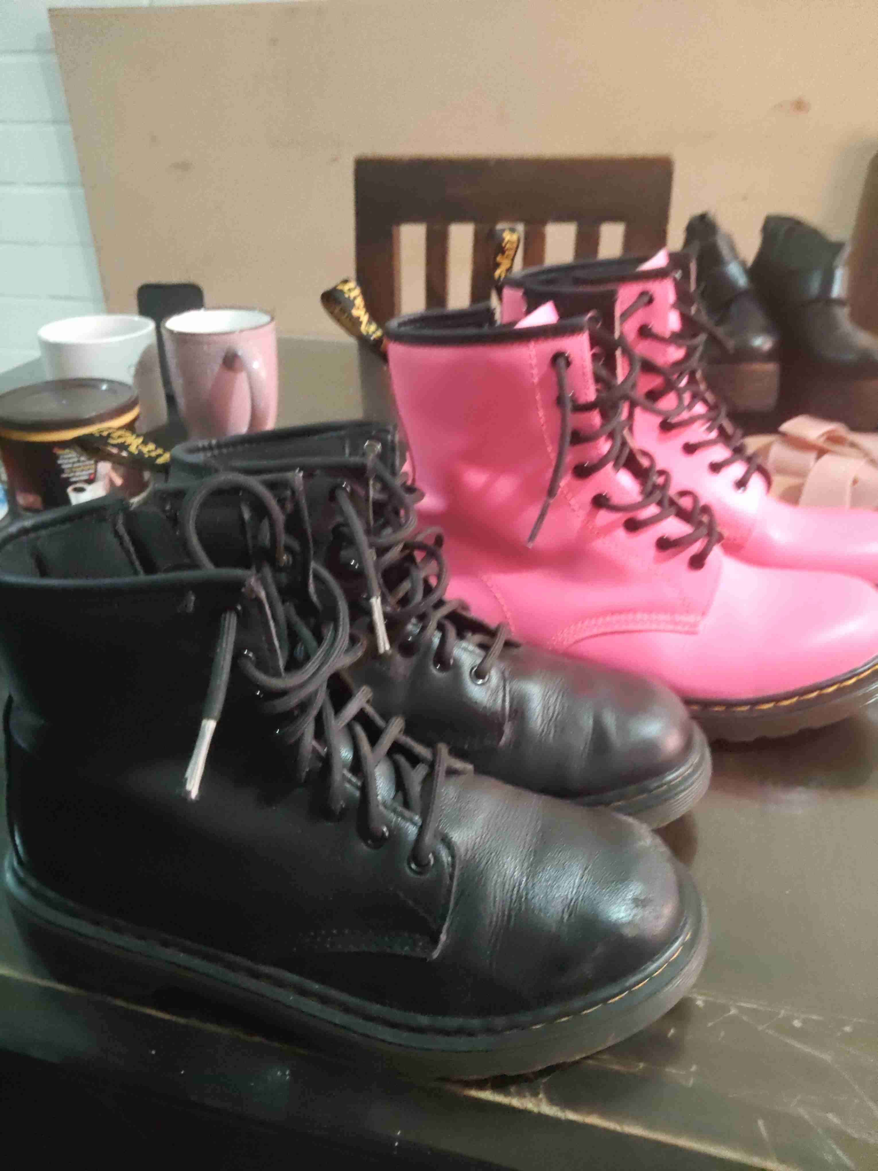 Botas negras y rosas