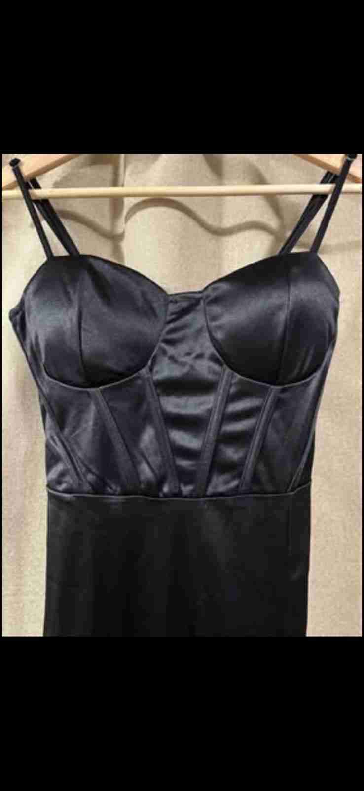 Vestido negro elegante - 1