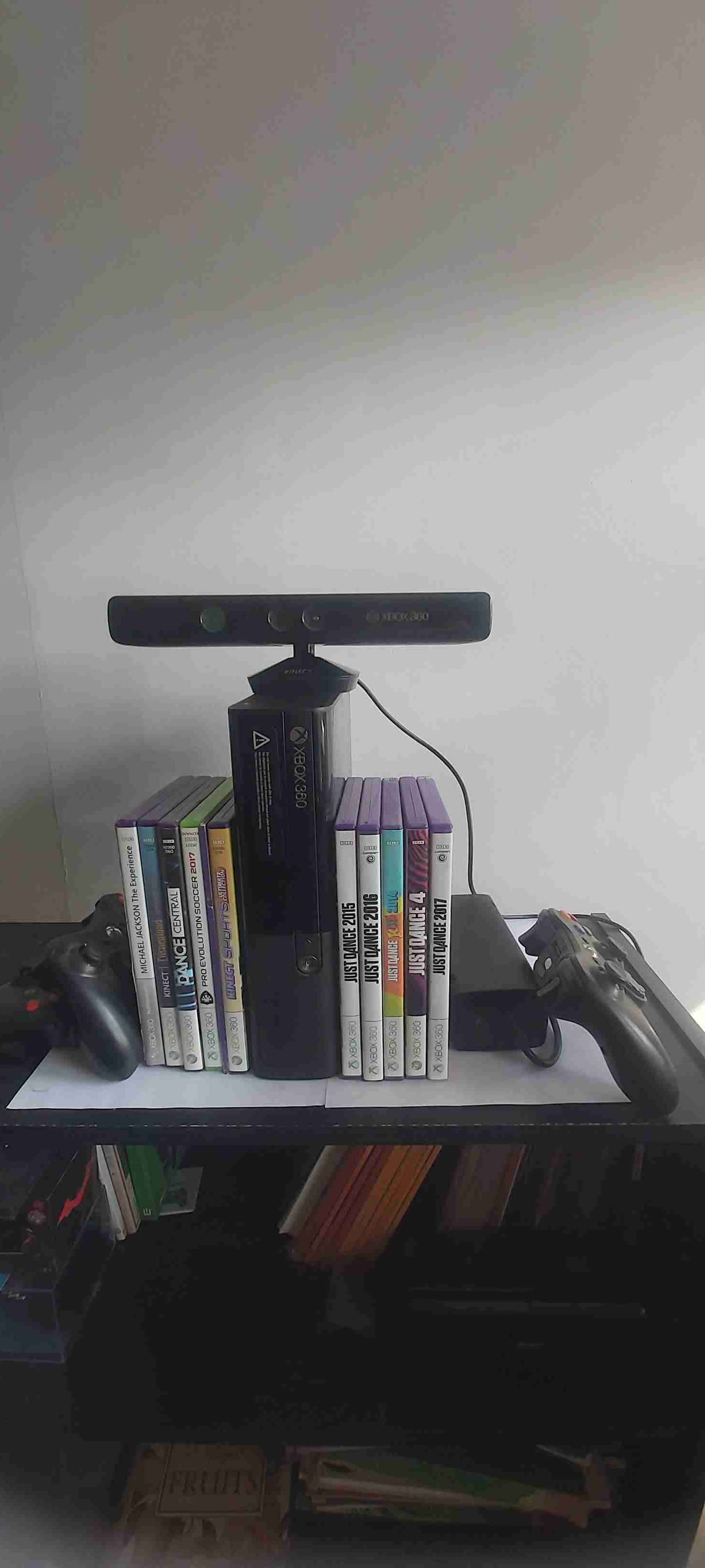 Consola Xbox 360-E con juegos y Kinect - miniatura 1