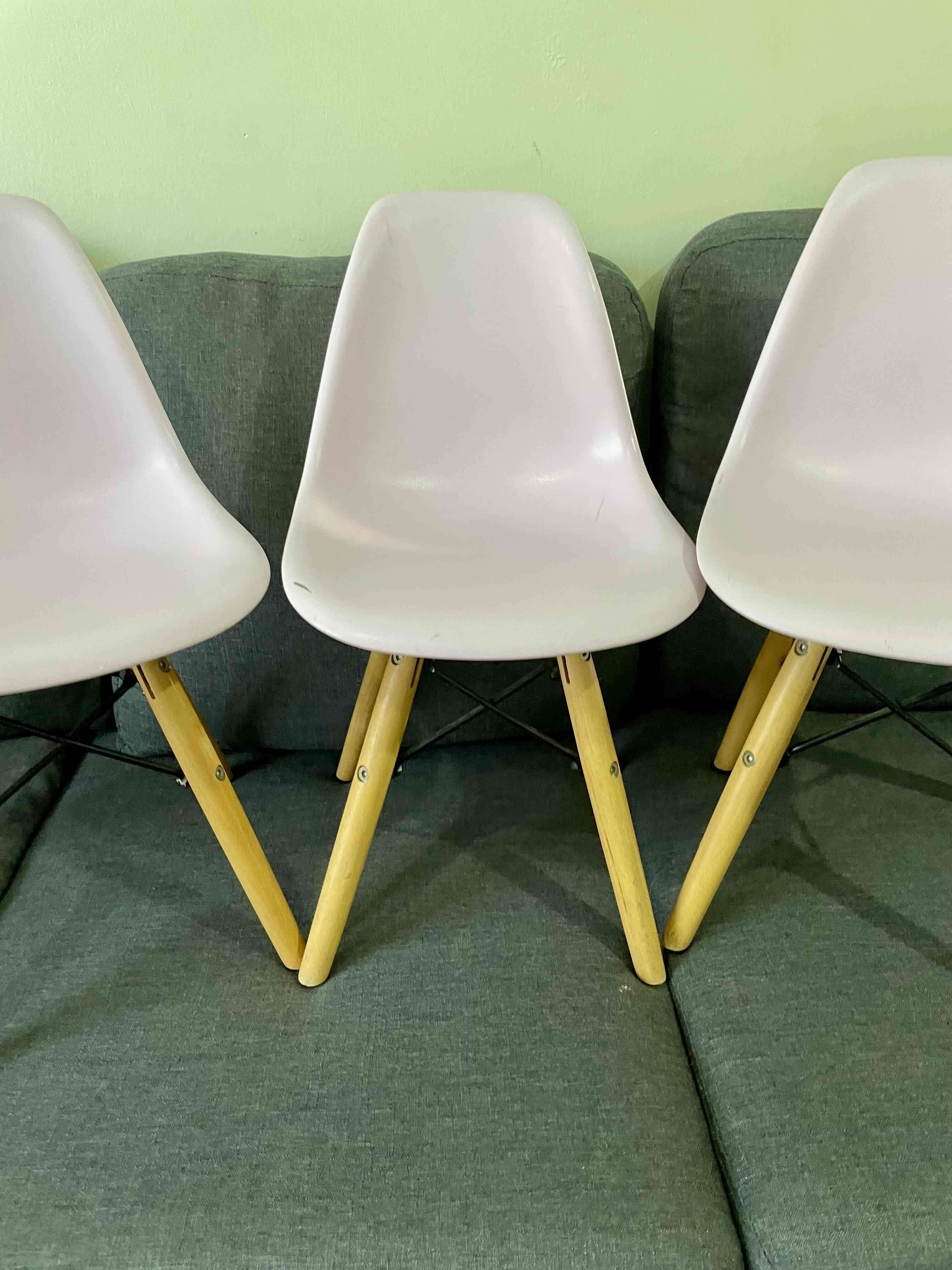 Sillas Eames rosadas claro - miniatura 1