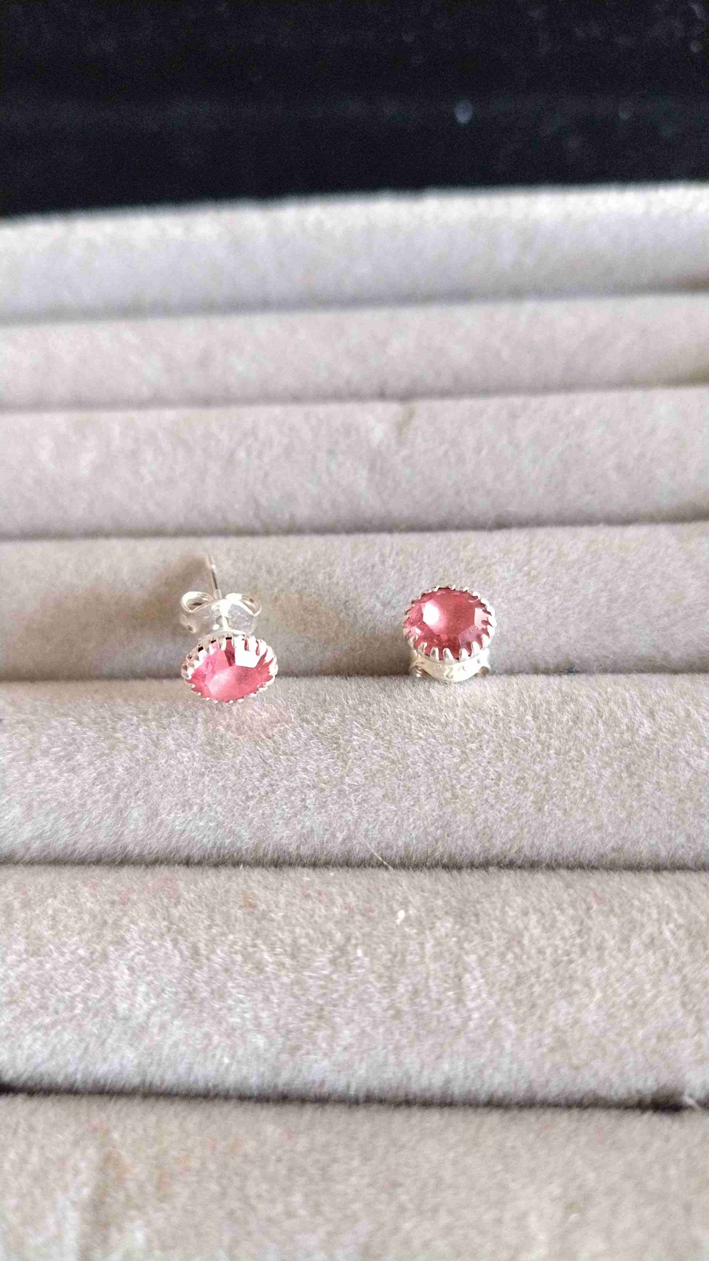 Aros de cristales rosados en estuche - miniatura 3