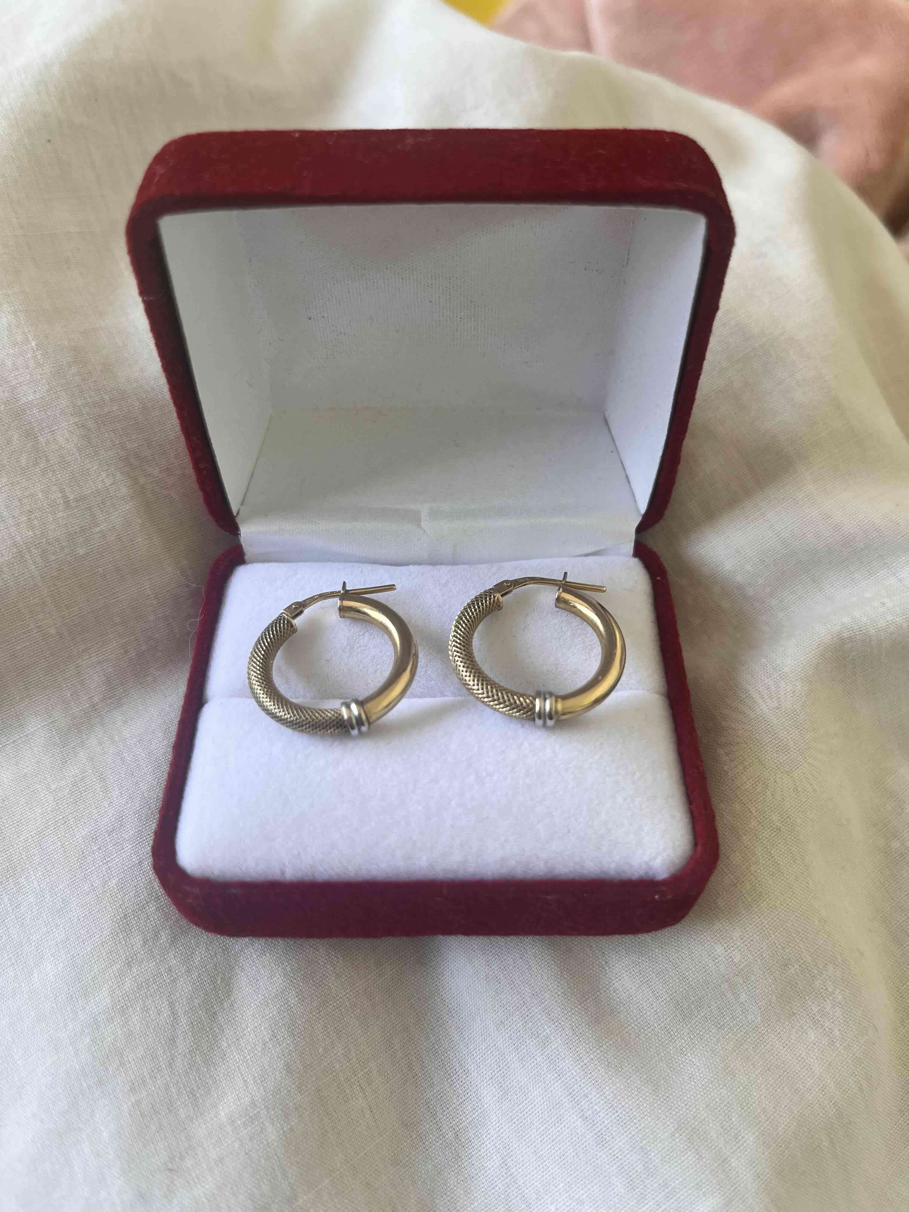 Aros de aro dorados en caja - miniatura 1