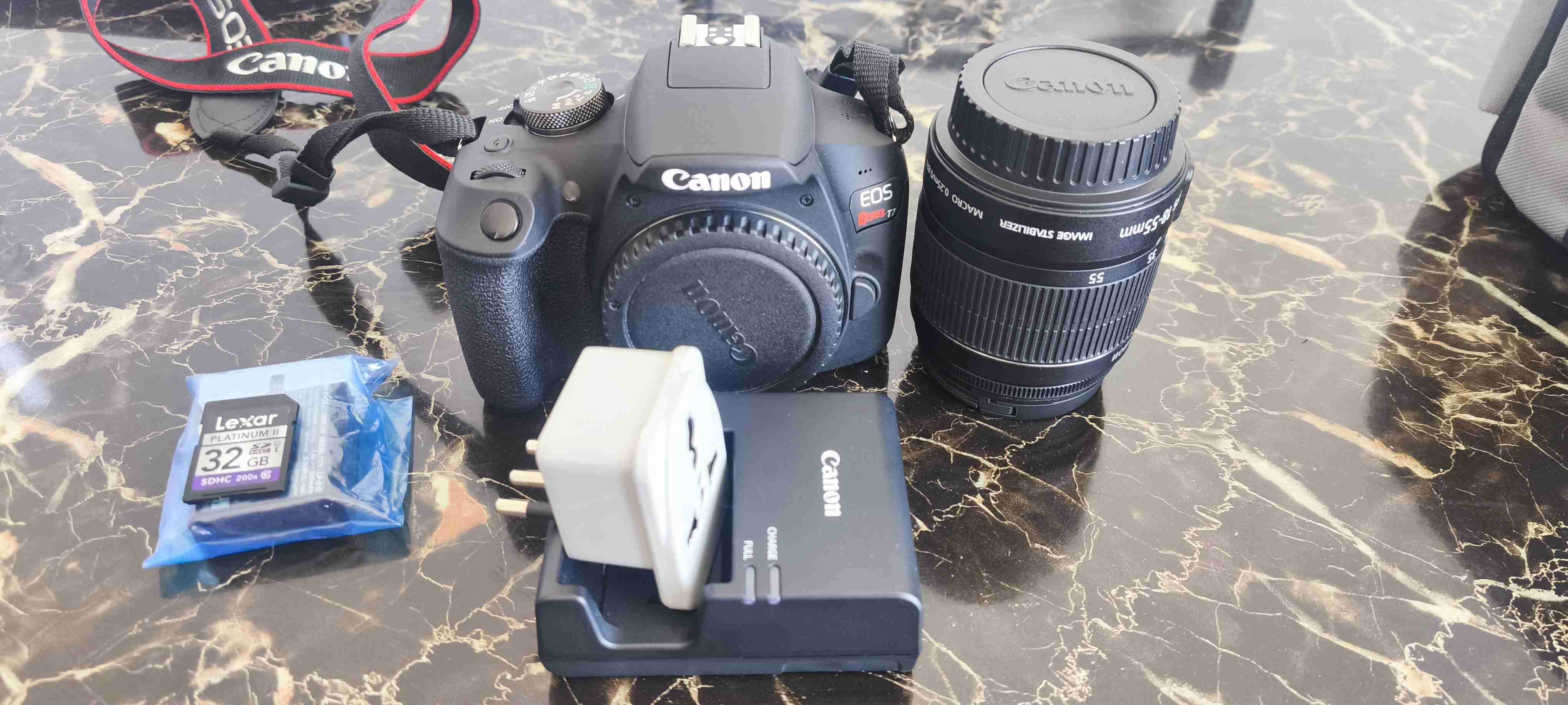 Cámara Canon EOS Rebel T7 con accesorios