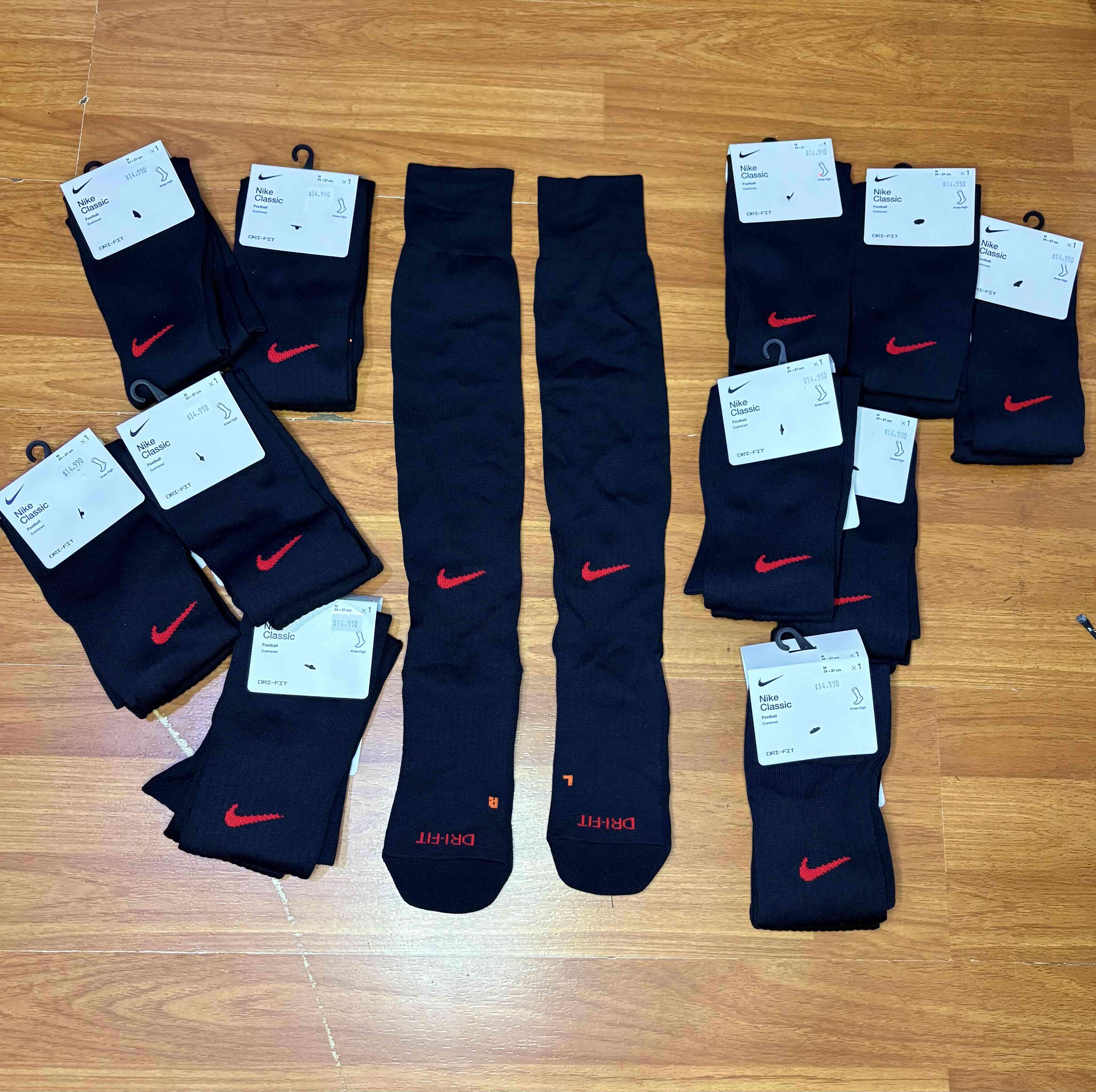 Calcetas Nike negras con logo rojo - miniatura 1