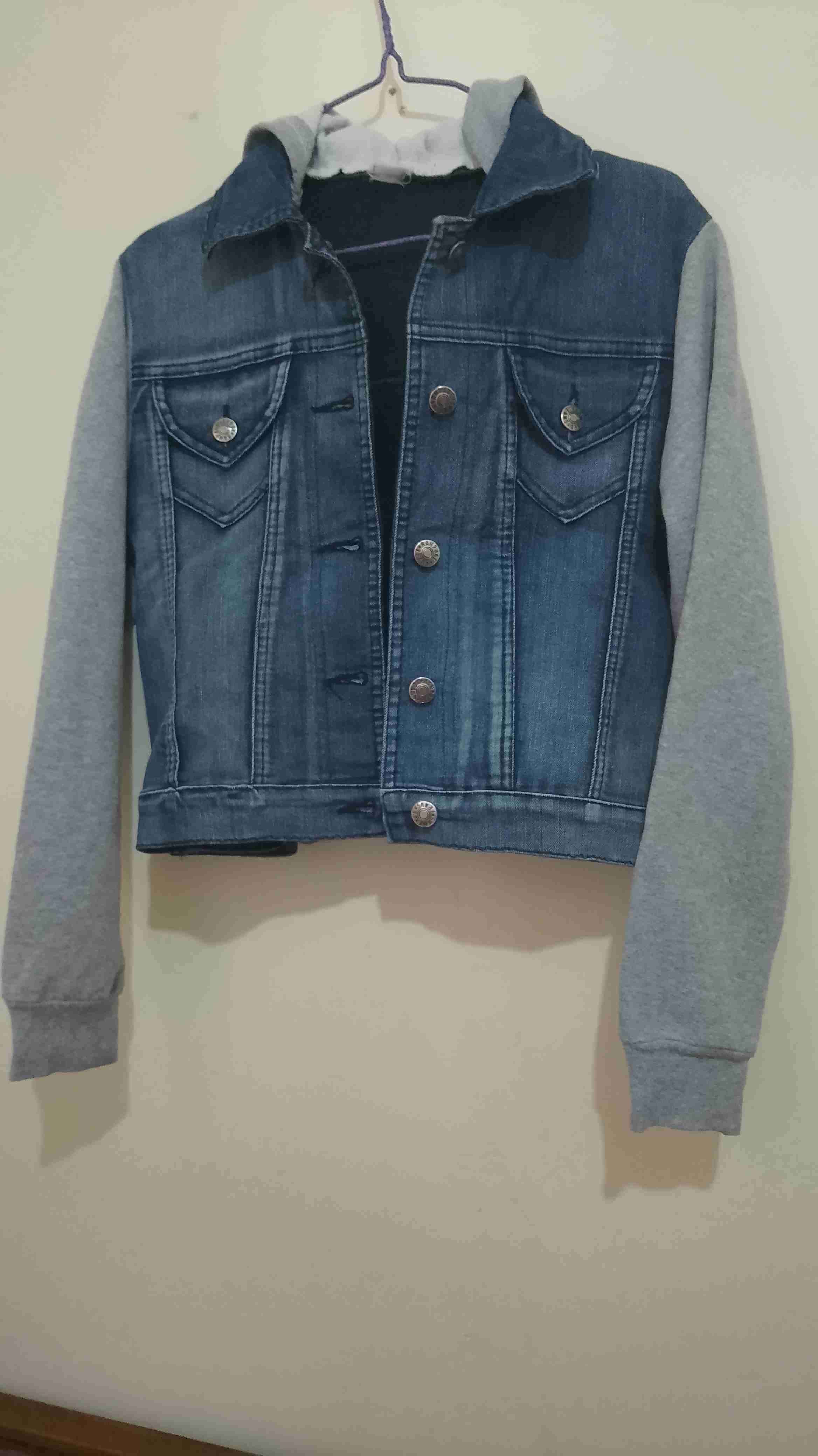 Chaqueta de mezclilla con mangas grises - 1