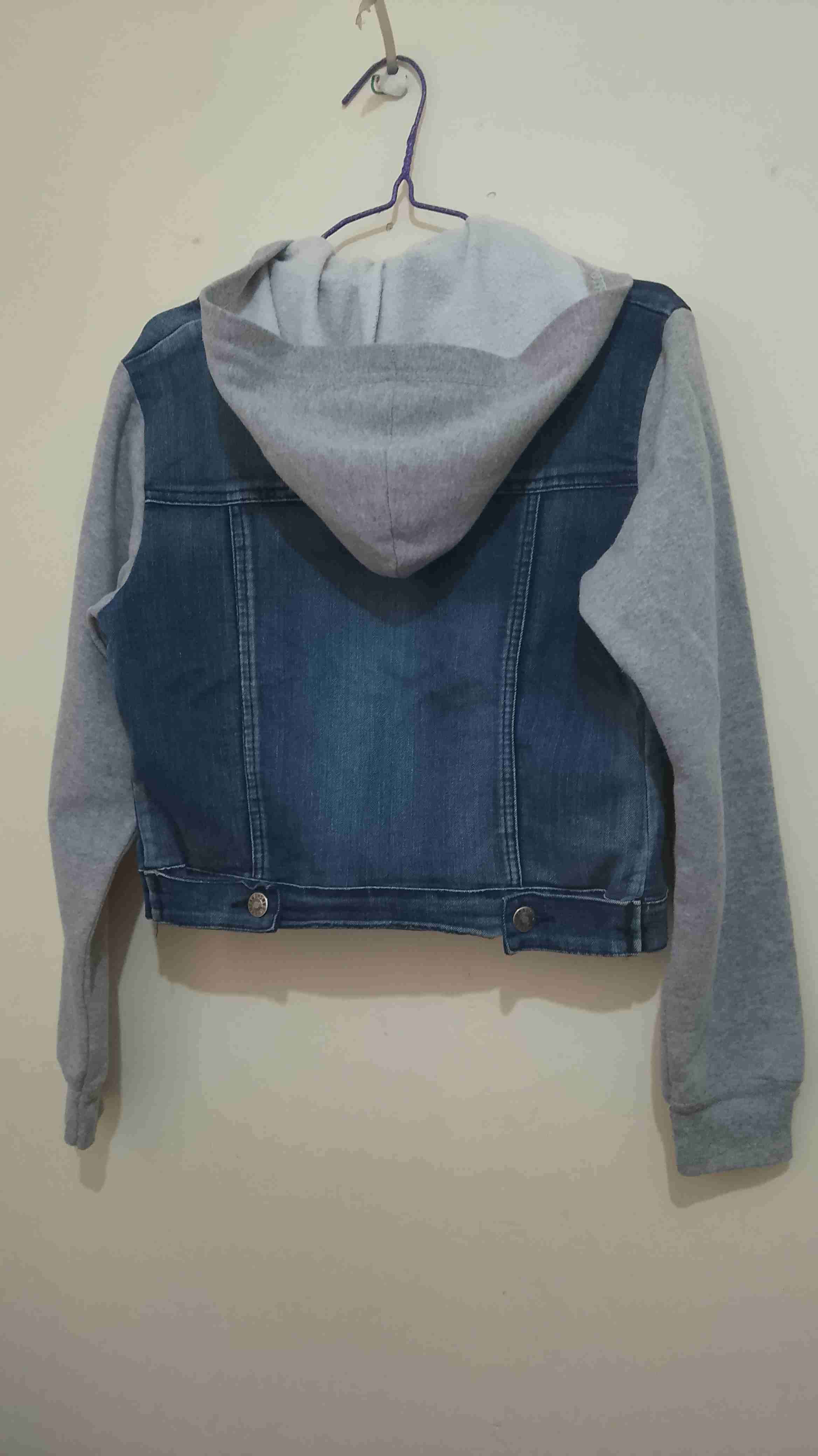 Chaqueta de mezclilla con mangas grises - 2