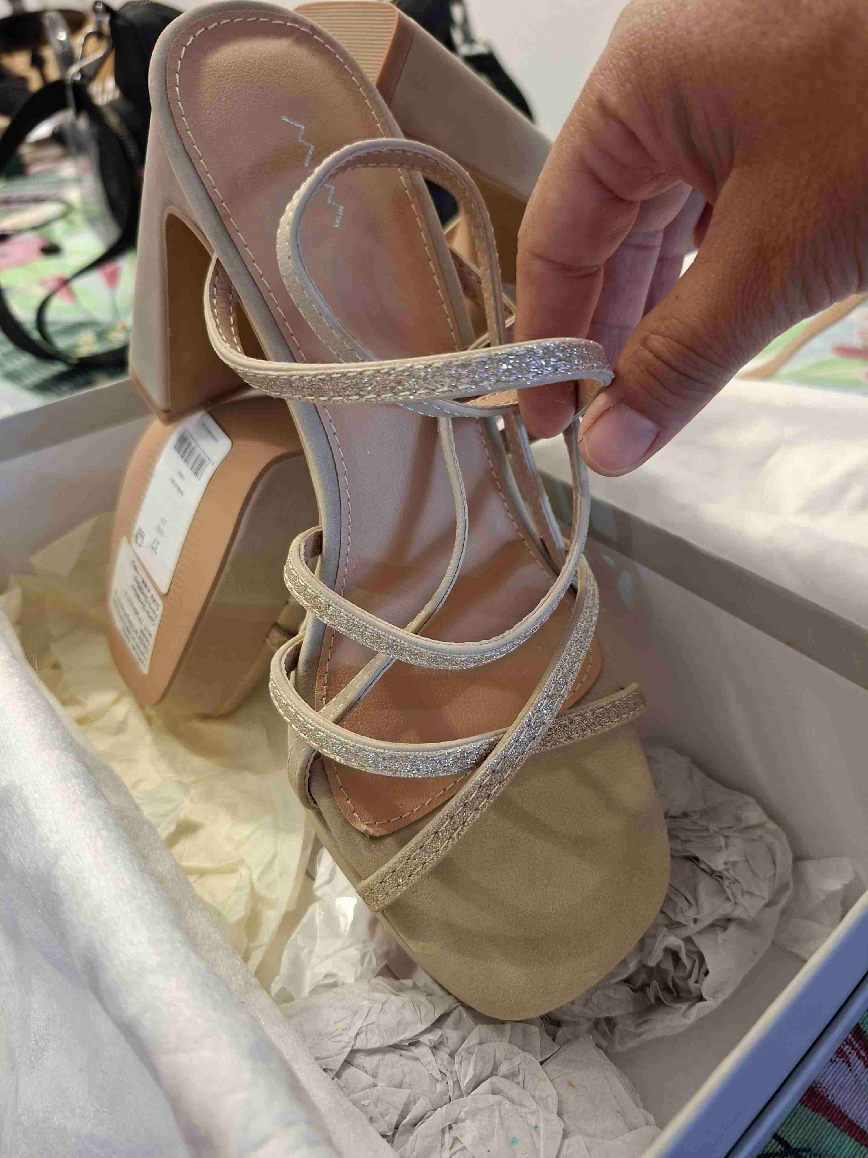 Sandalias de tacón beige brillantes - miniatura 1