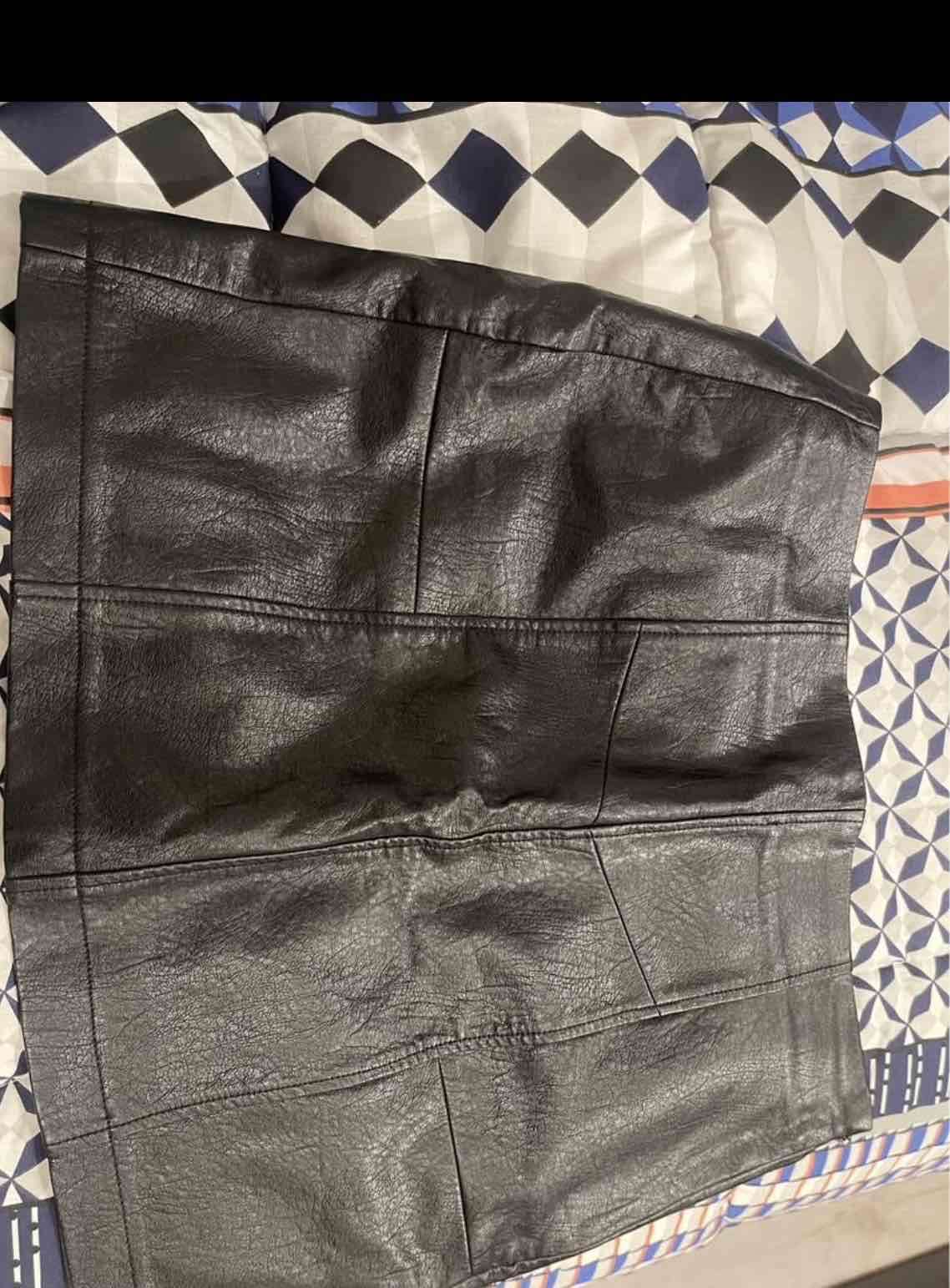 Falda negra de cuero - 1