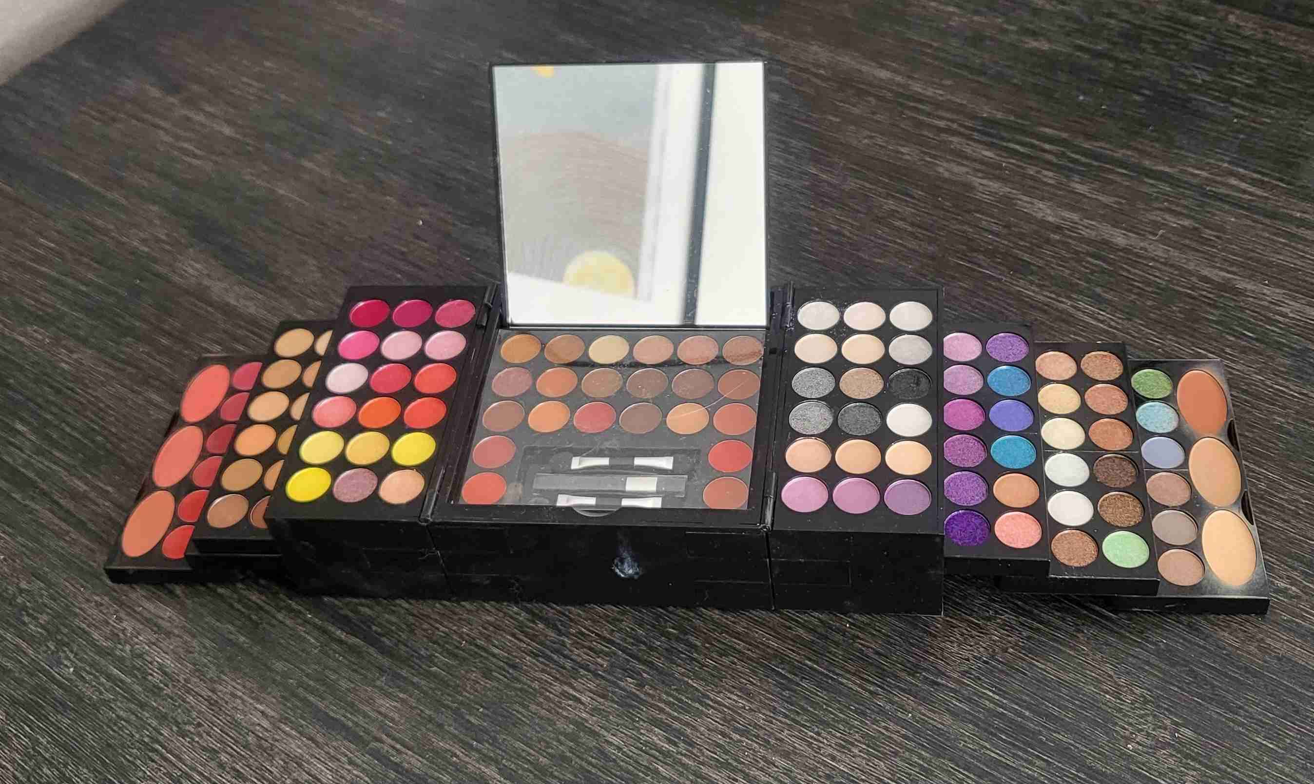 Paleta de maquillaje multicolor - miniatura 1