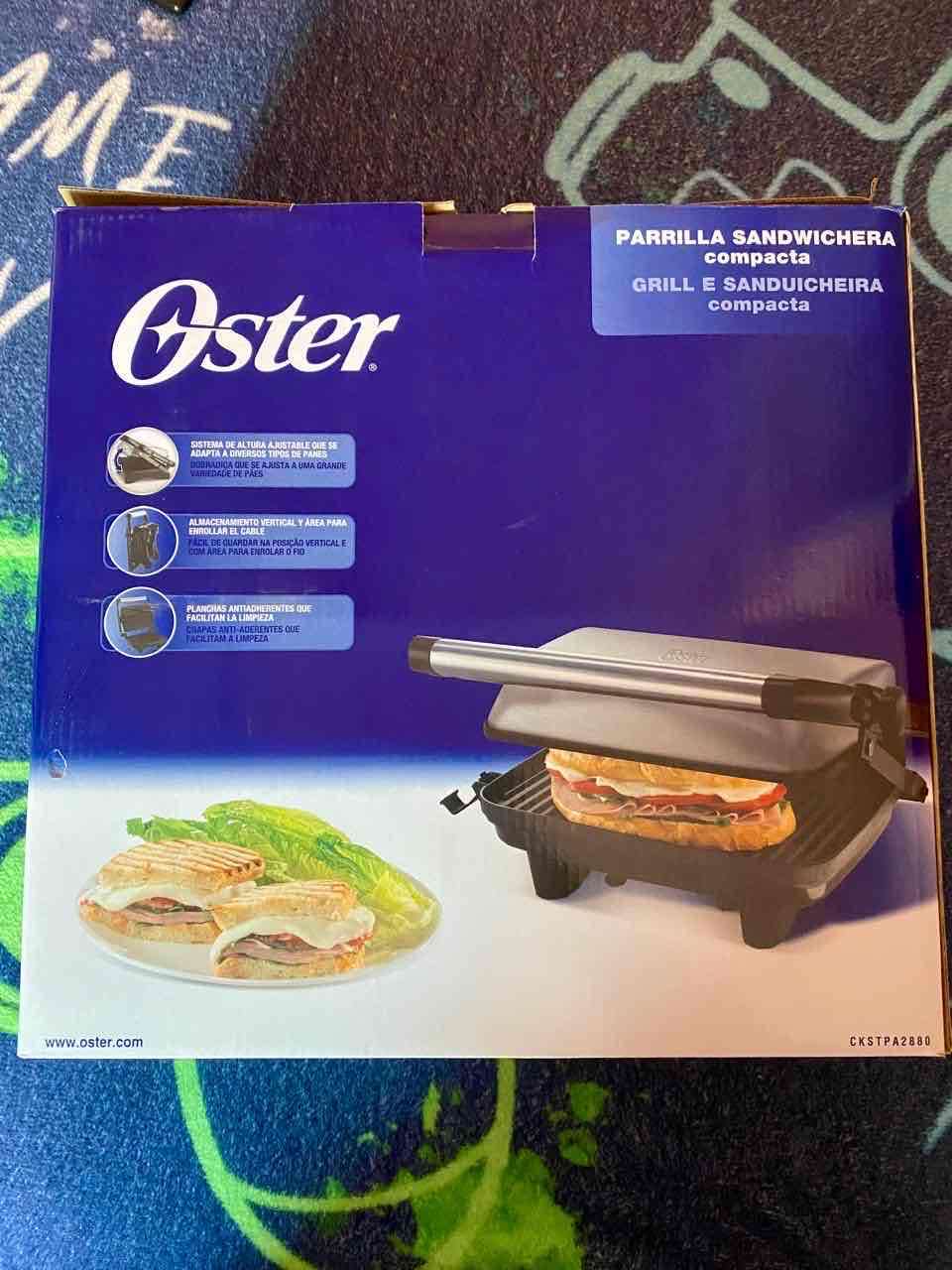Parrilla sandwichera Oster compacta