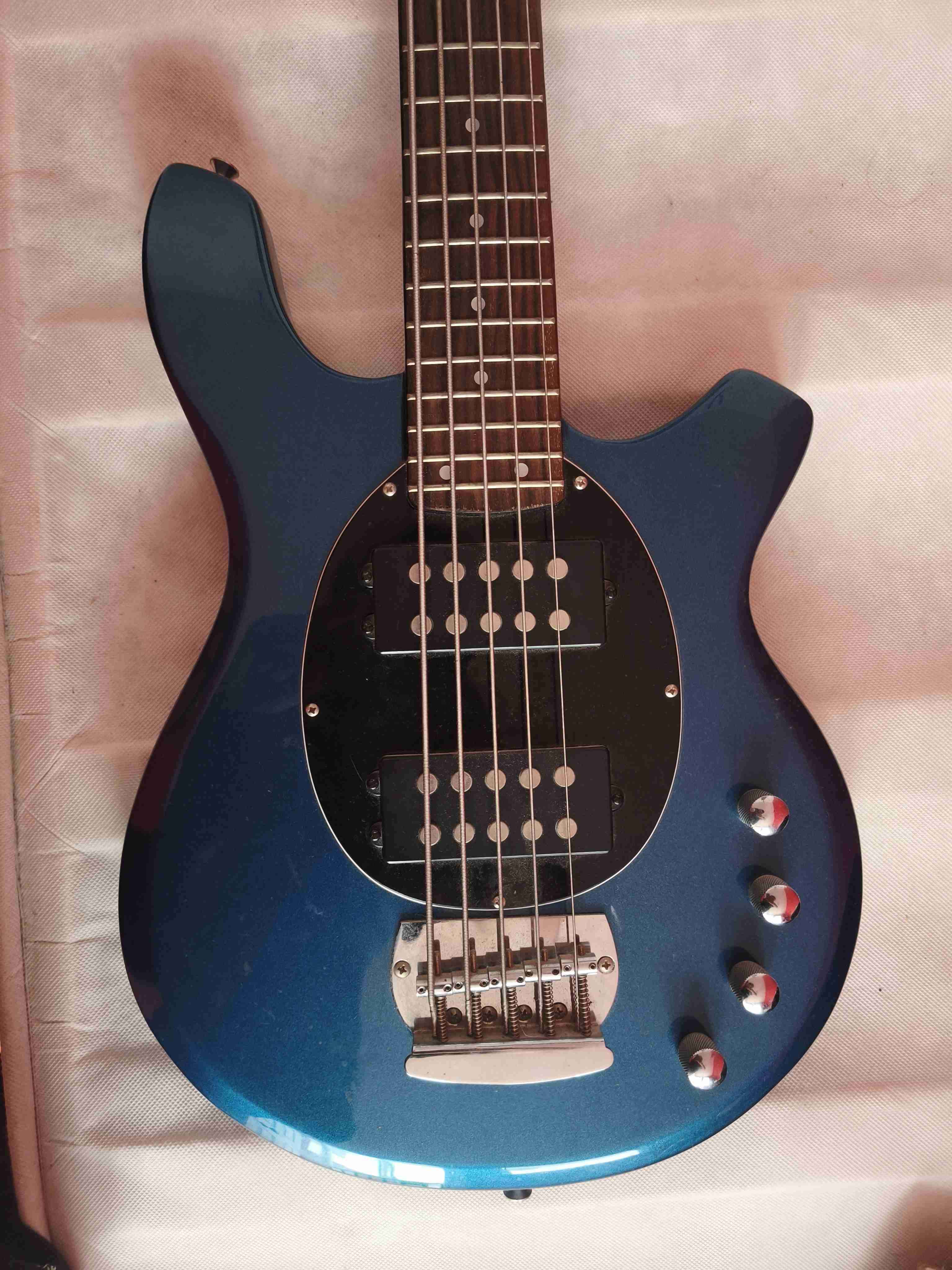 Bajo eléctrico azul de 5 cuerdas - miniatura 1