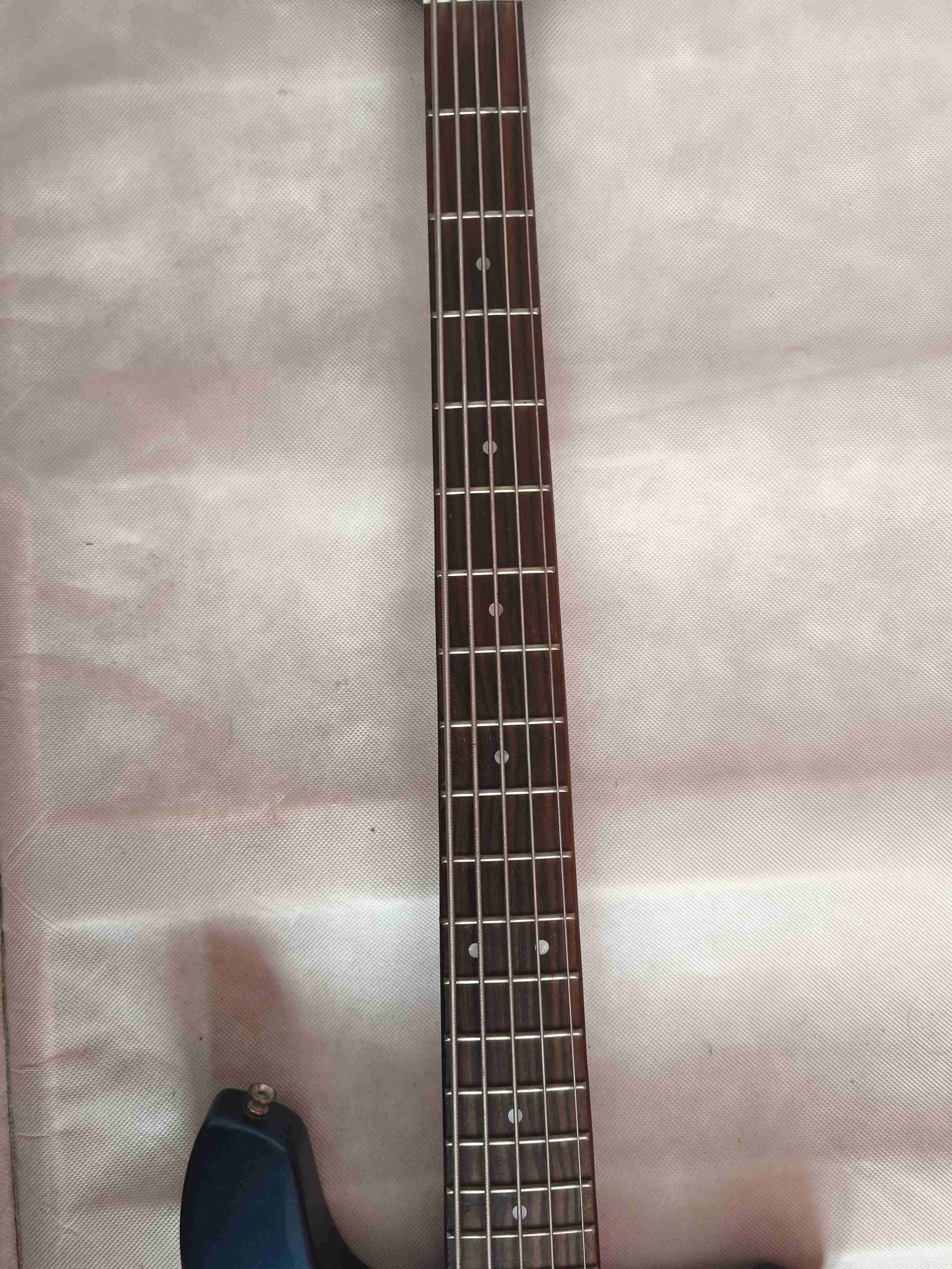 Bajo eléctrico azul de 5 cuerdas - miniatura 3