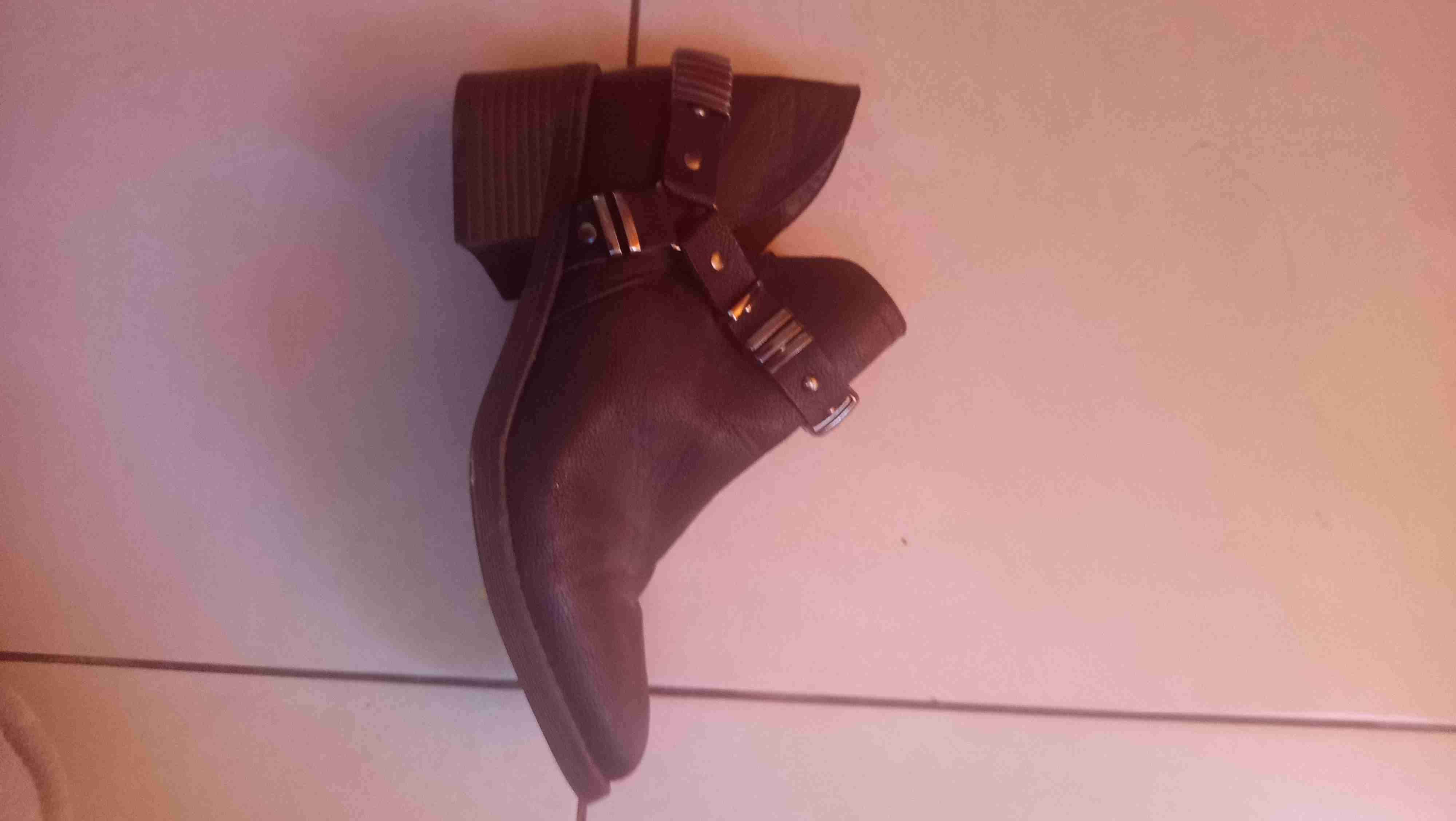 Botín negro con hebillas - miniatura 1