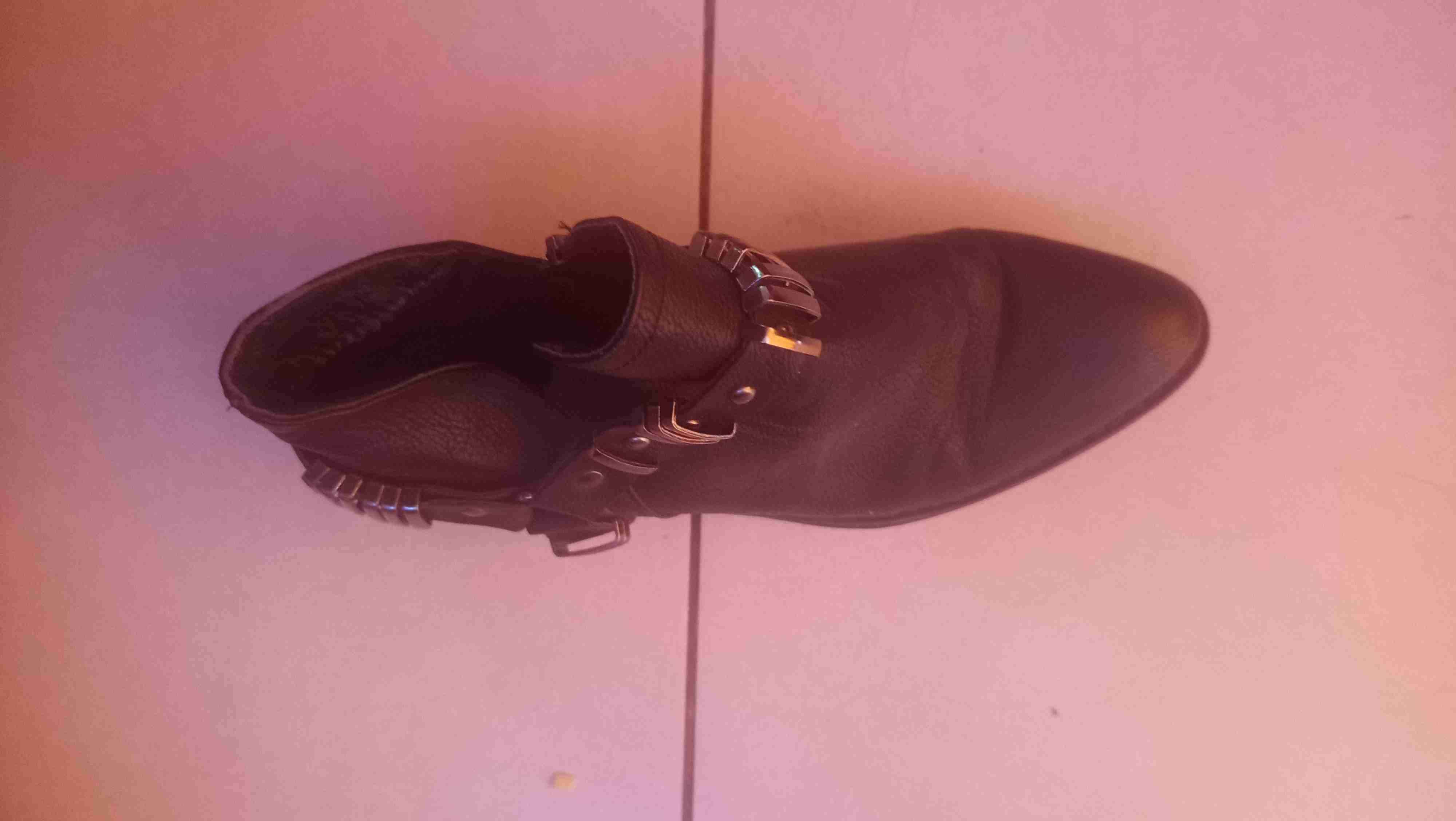 Botín negro con hebillas - miniatura 2