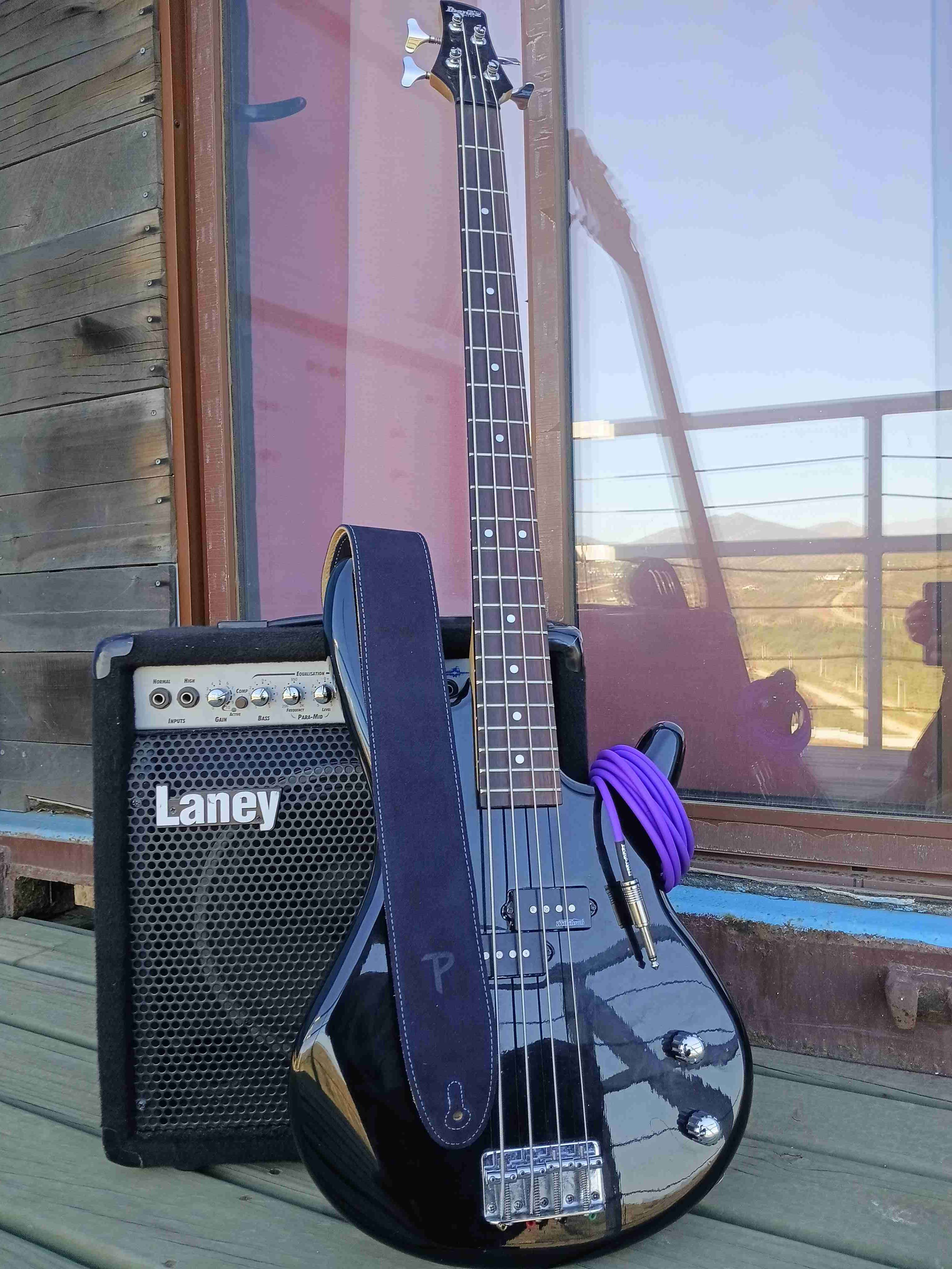 Bajo eléctrico negro con amplificador - 1