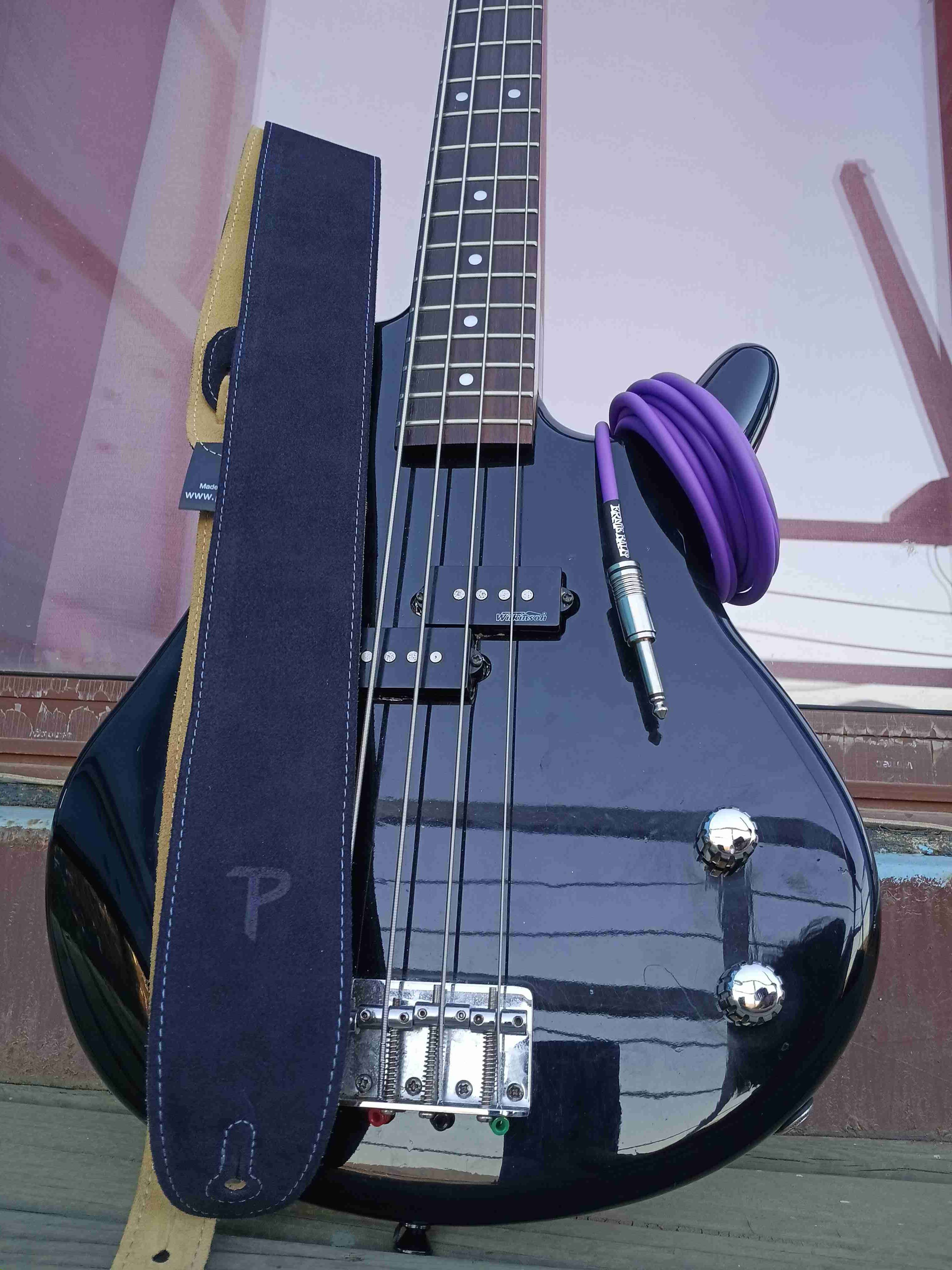 Bajo eléctrico negro con amplificador - 2