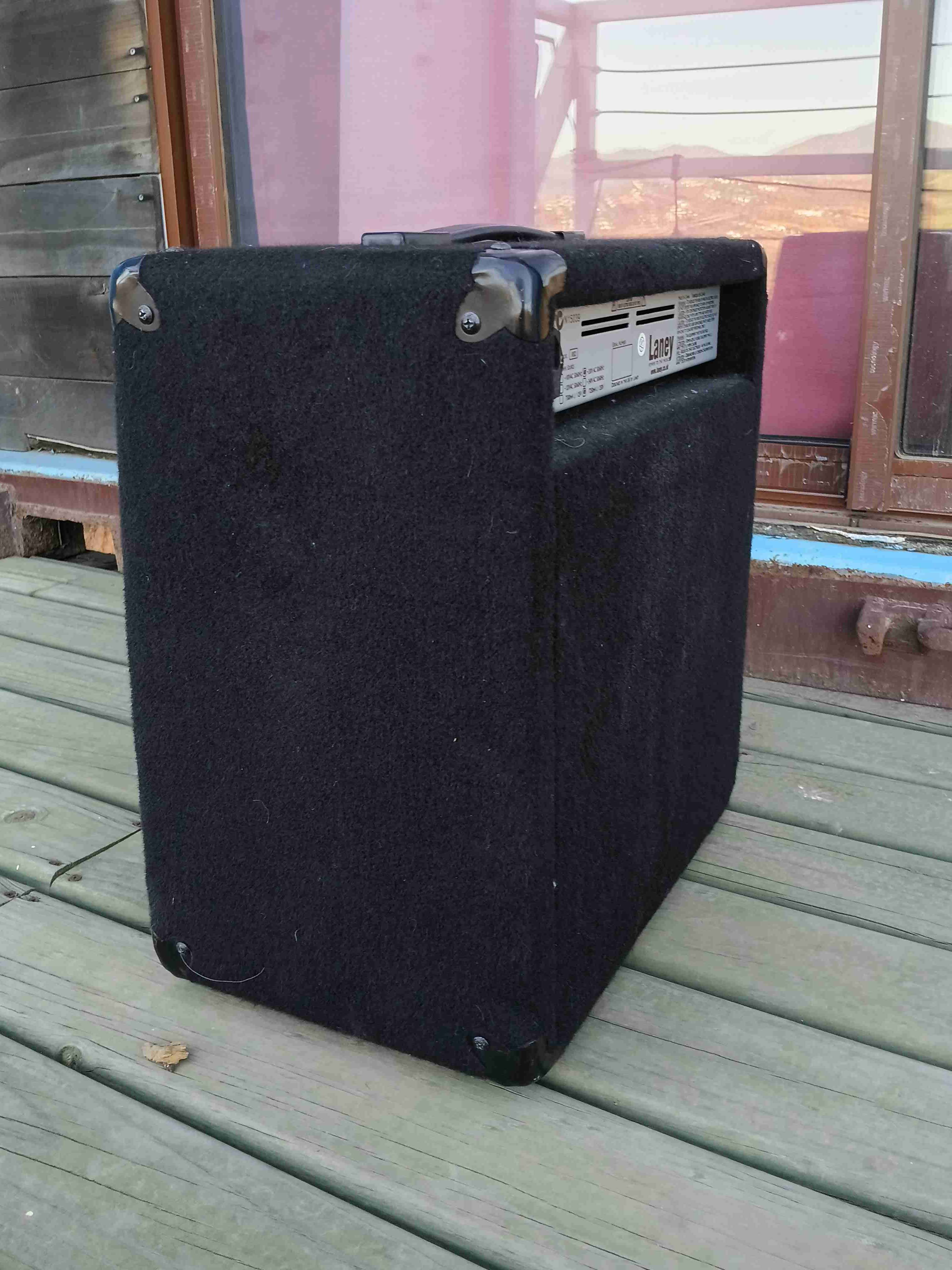 Bajo eléctrico negro con amplificador - 4