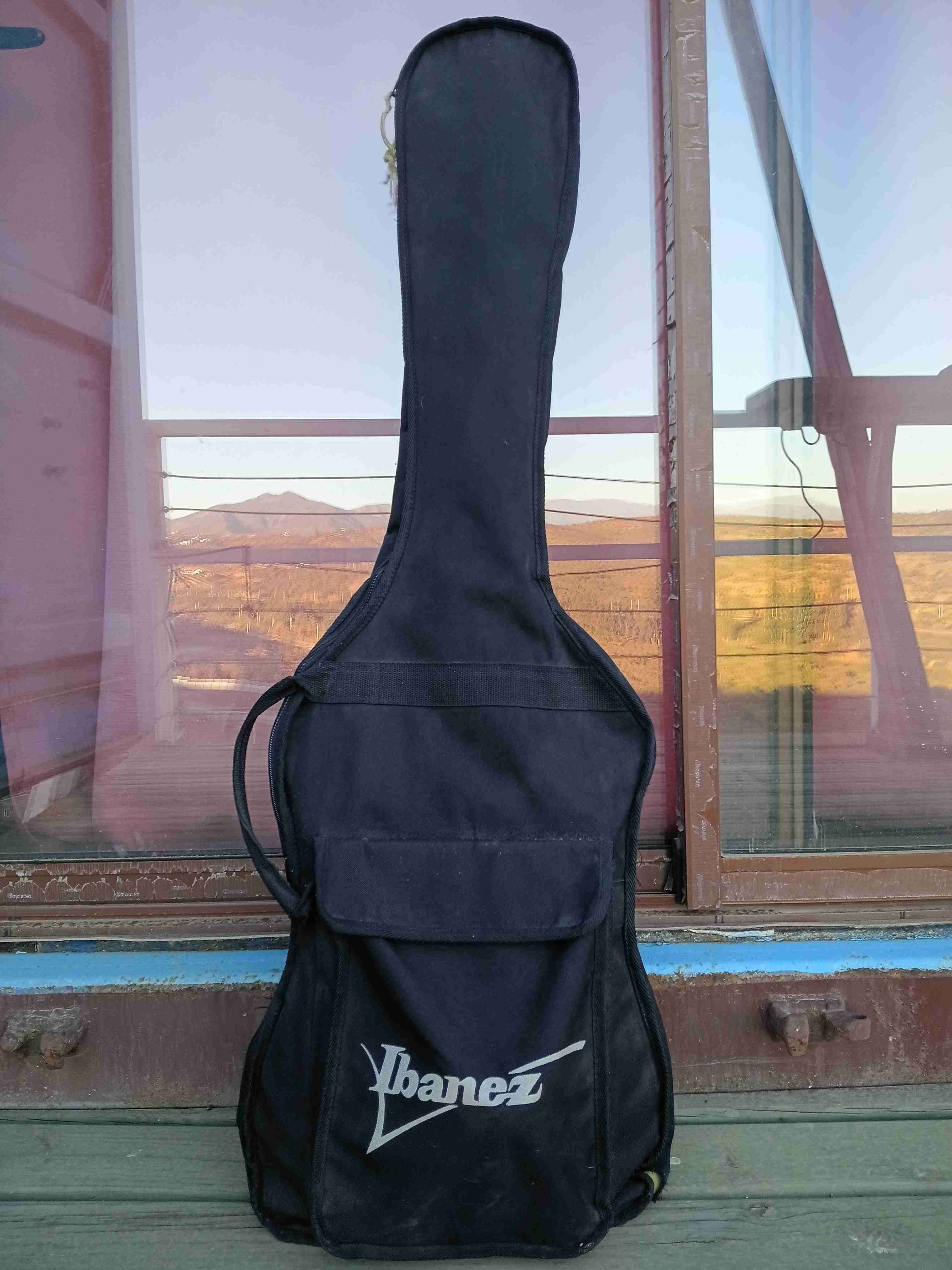 Bajo eléctrico negro con amplificador - 5