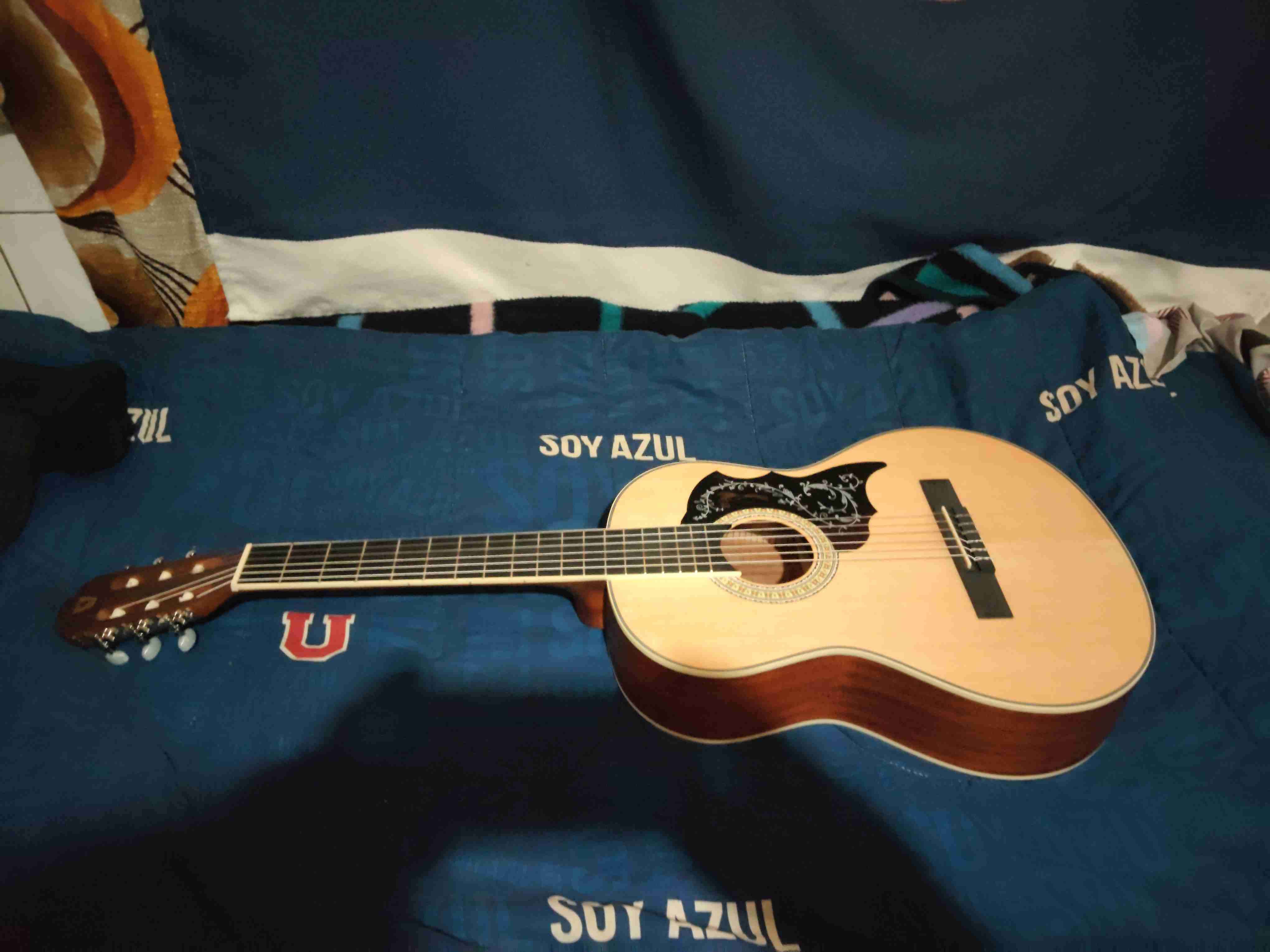 Guitarra acústica color madera - miniatura 1